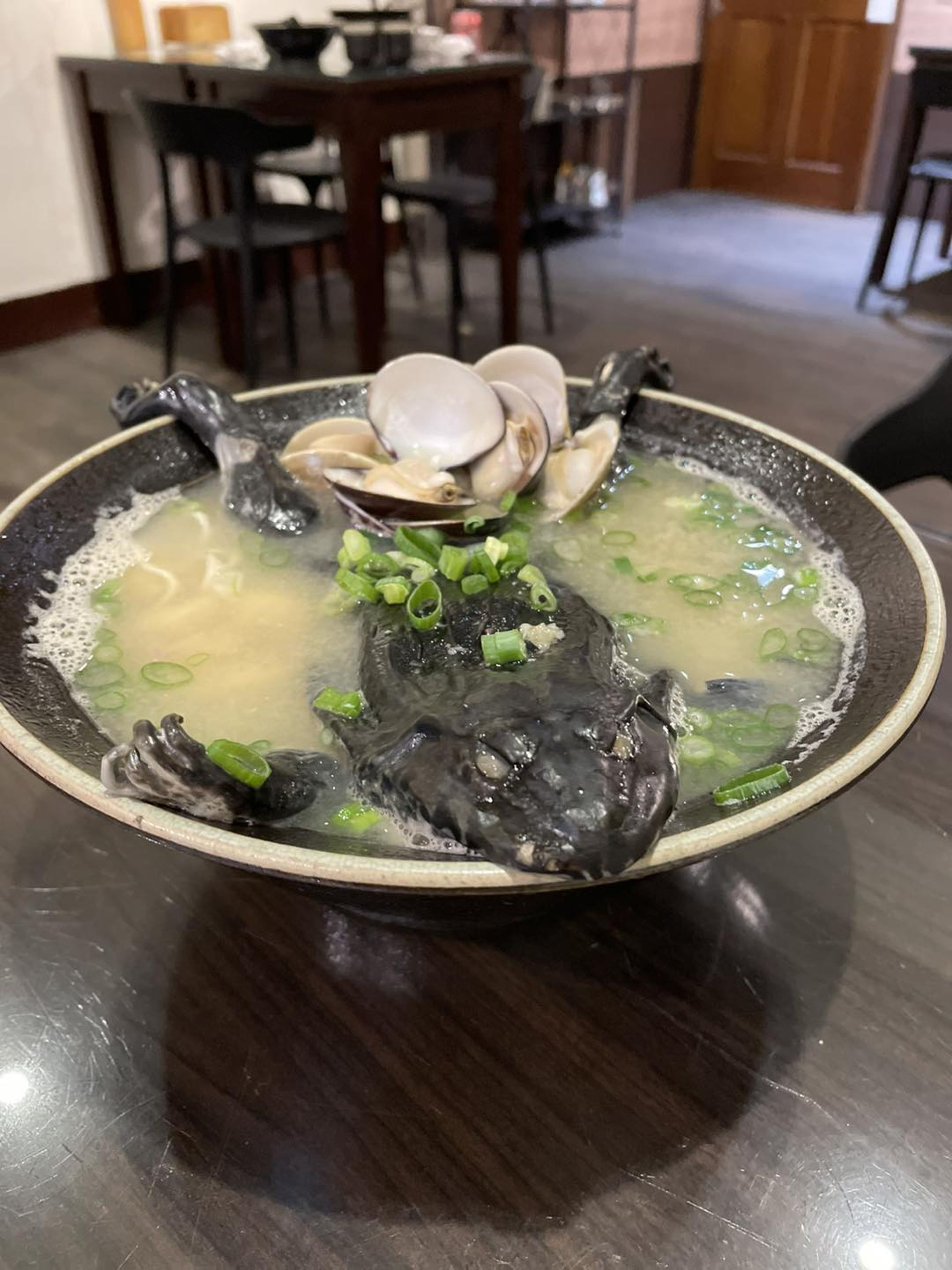 雲林的拉麵店業者近日也研發出特色美食「蛙呀蛙呀蛙拉麵」,每日只限量6碗。(翻攝自圓拉麵臉書粉專)