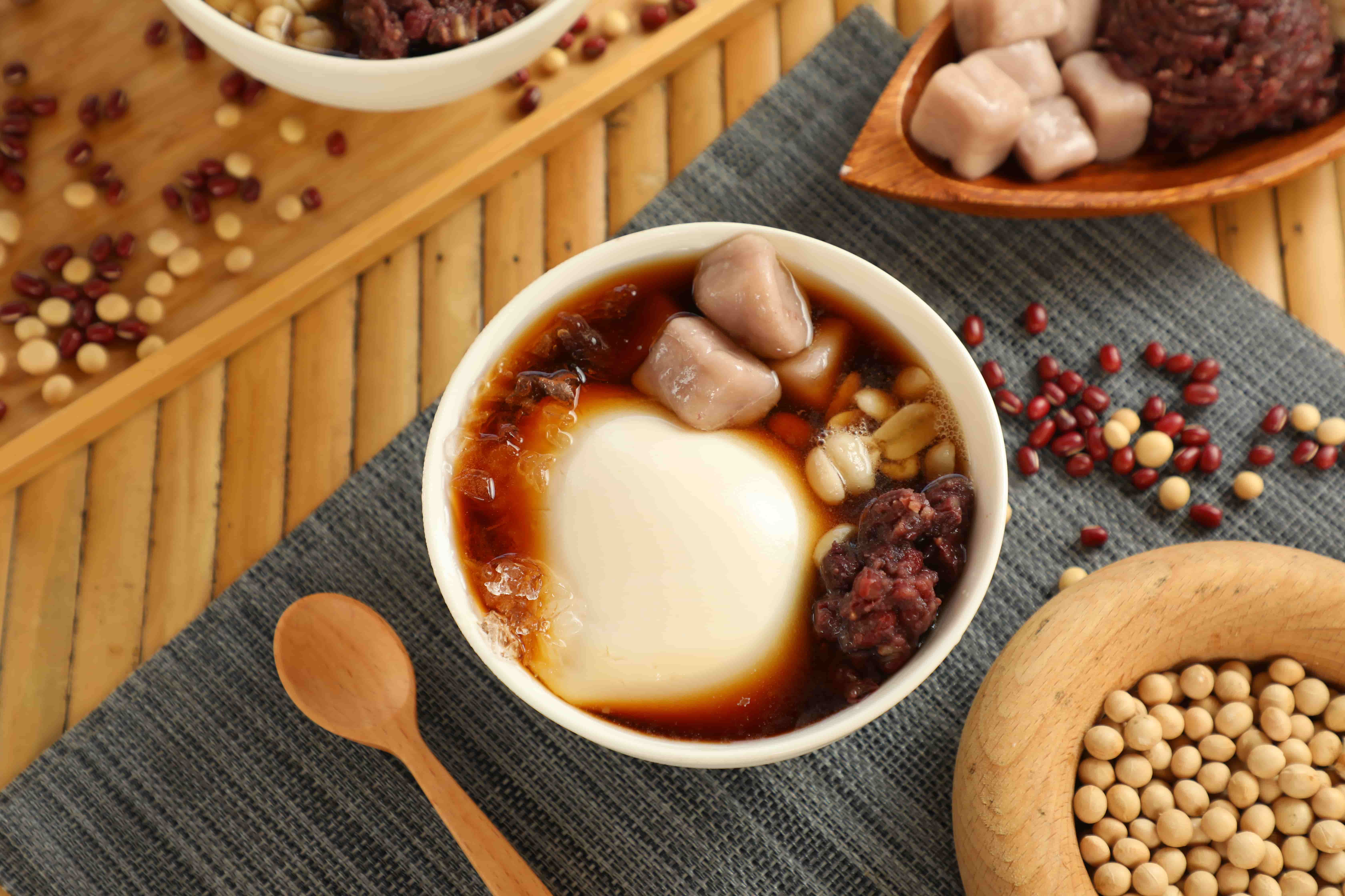 台北市內湖的「芋艿川豆花」，品項單純卻相當有料。