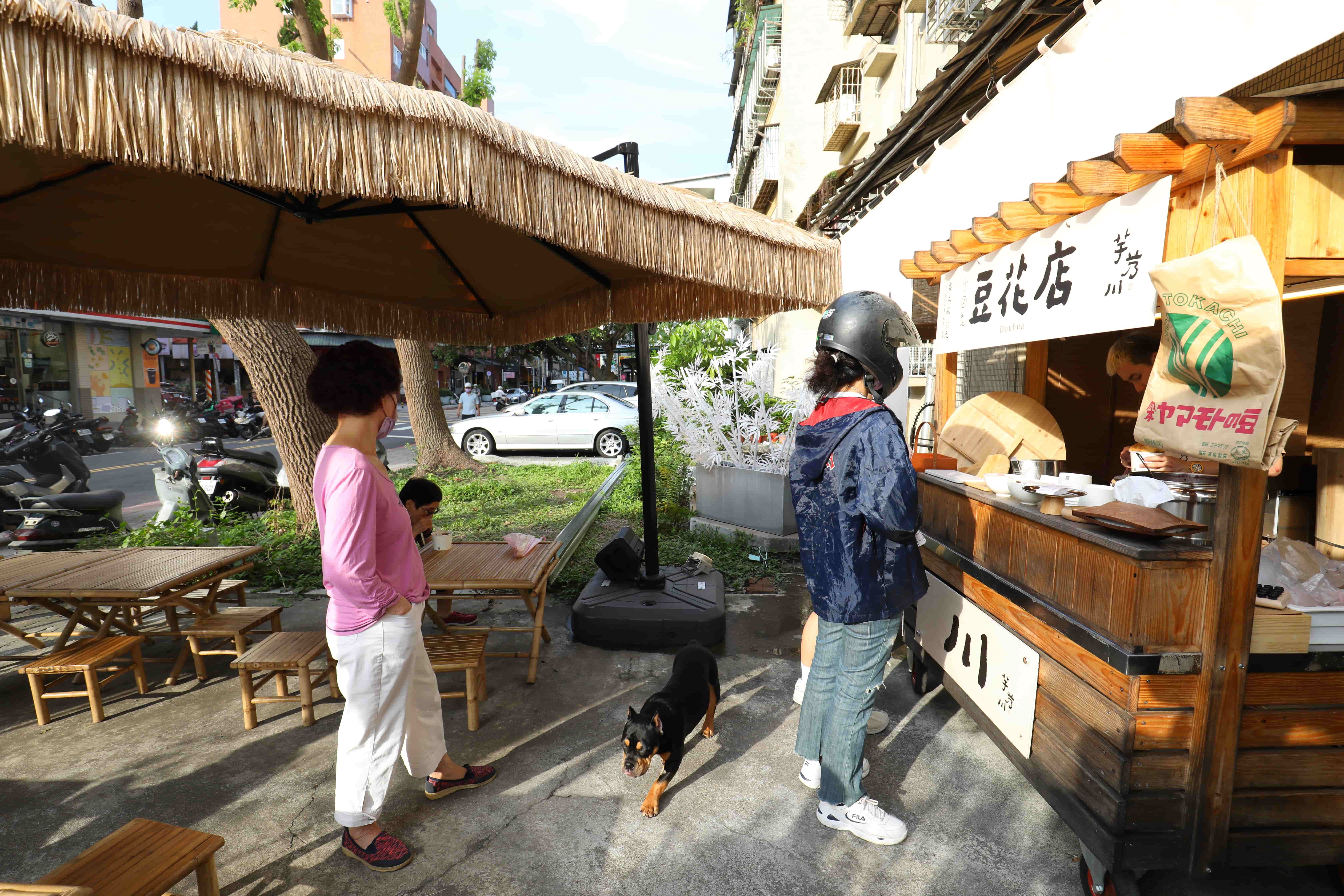 即使是平日下午的時間，前來買豆花的客人仍然絡繹不絕。