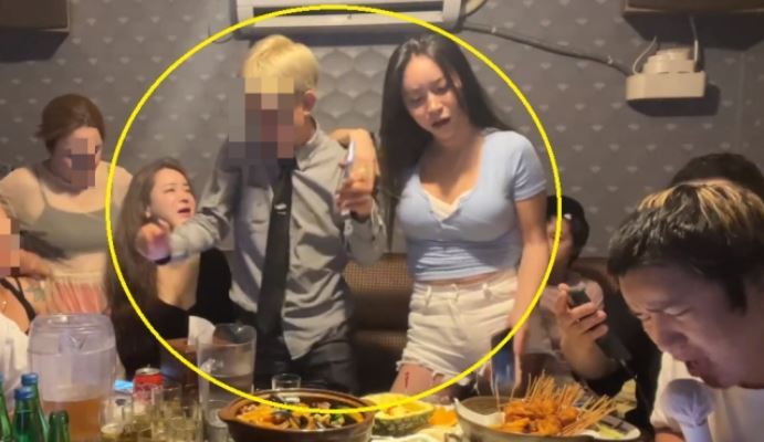 直播主God Sungeun（右一）公開Imvely與女直播主yeoul87發生爭執的直播影片。（網路圖片）