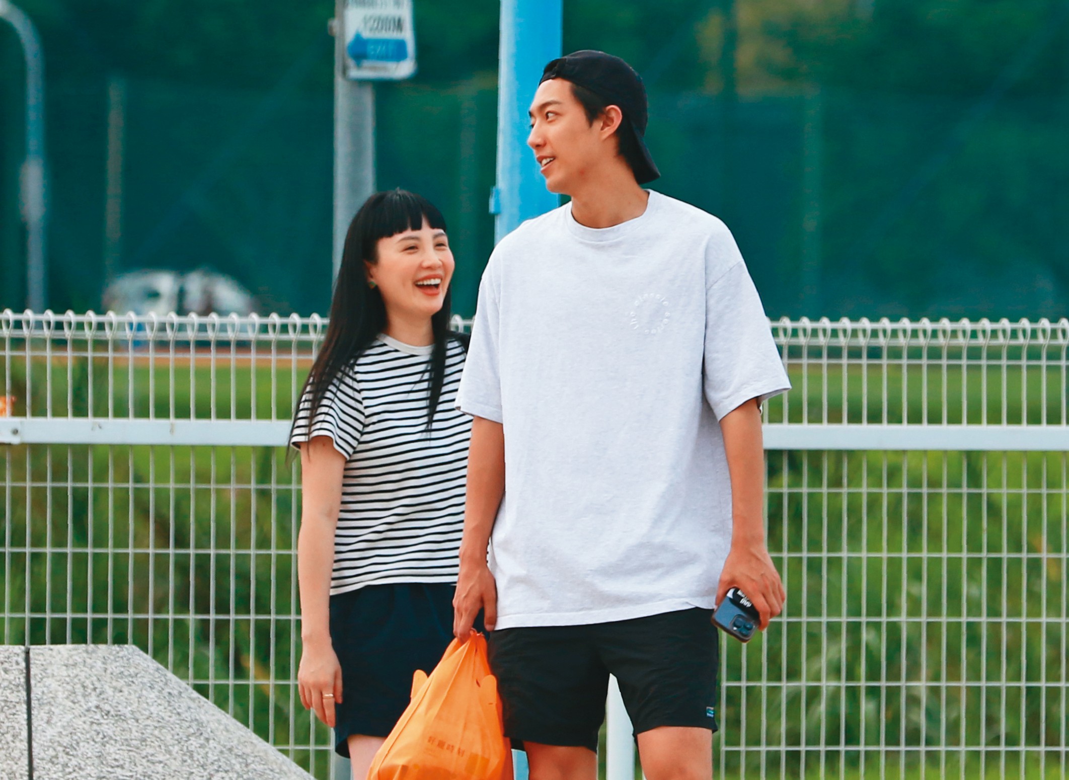 5/6 17：37  小孩很獨立可以自己玩耍，魏如萱（左）與蔡凡熙（右）有說有笑，可見感情要好。