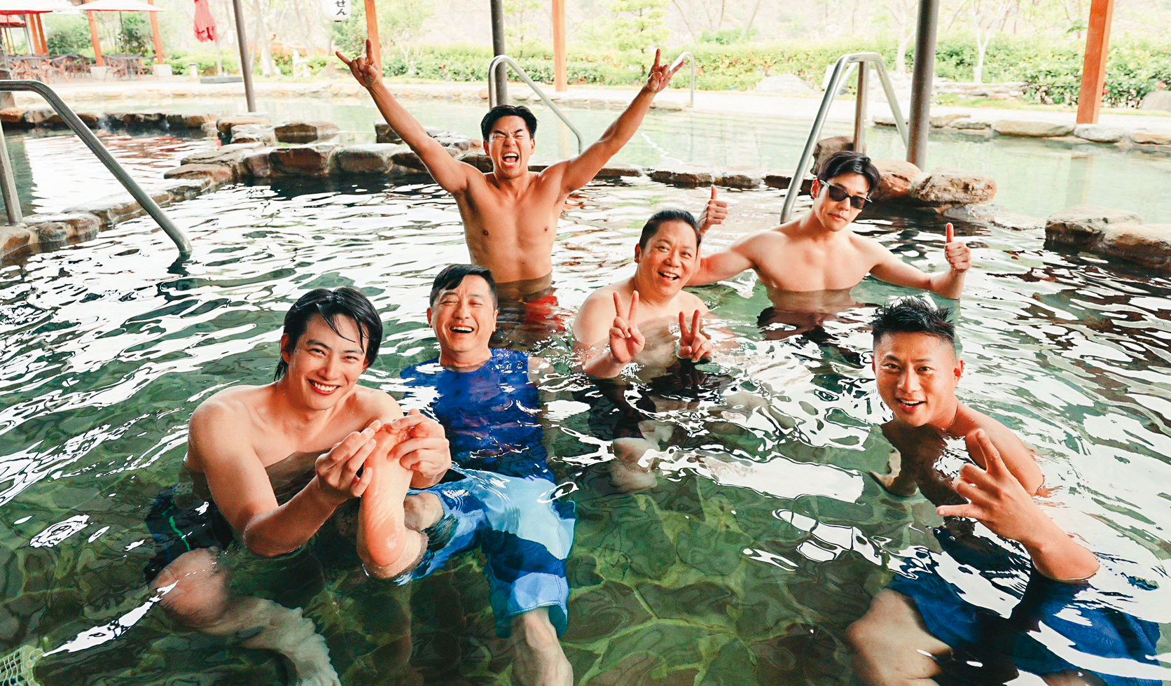 環島過程哈林（左二）不慎磨破腳趾，與張庭瑚（左起）、柯有倫、卜學亮、周予天、彭小刀泡湯休息後再出發。（好看娛樂提供）