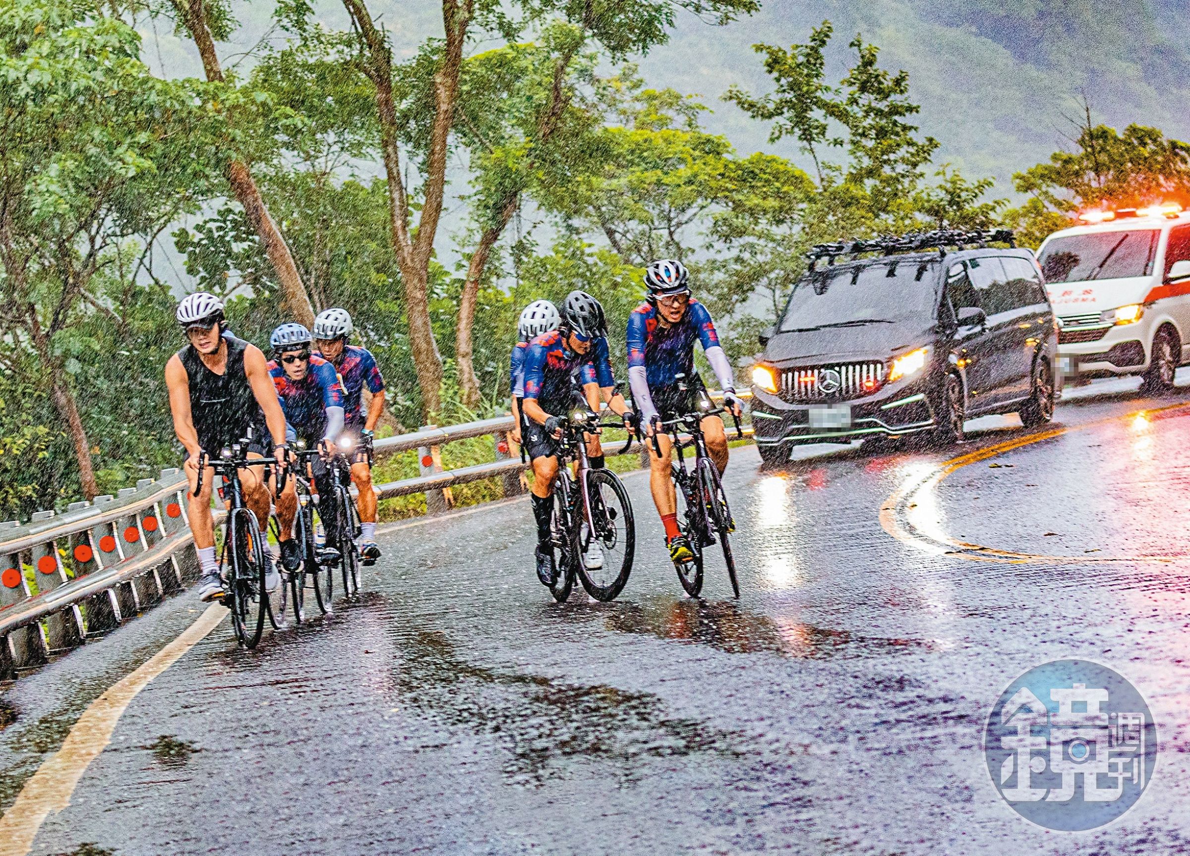 哈林小隊在雨中奮力踩著單車踏板,克服花東沿岸的艱困天候,後頭有補給車及醫護人員隨時待命。(好看娛樂提供)