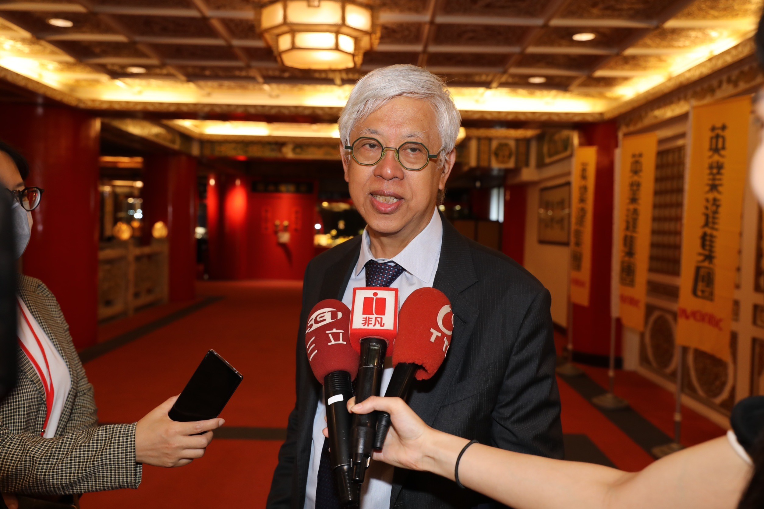 英業達前董事長卓桐華交出兵符,受訪稱今年將是英業達的「好年」,新團隊要多加班好好工作,「跟台積電學習。」