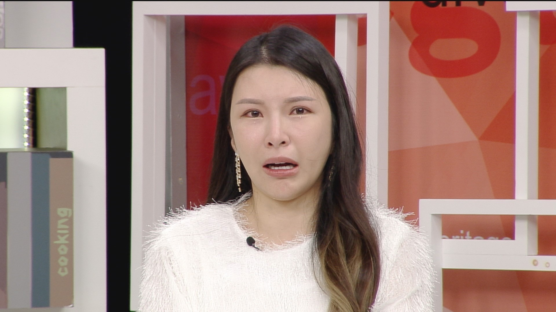 Lala從小為還父債四處打工。（高點提供）