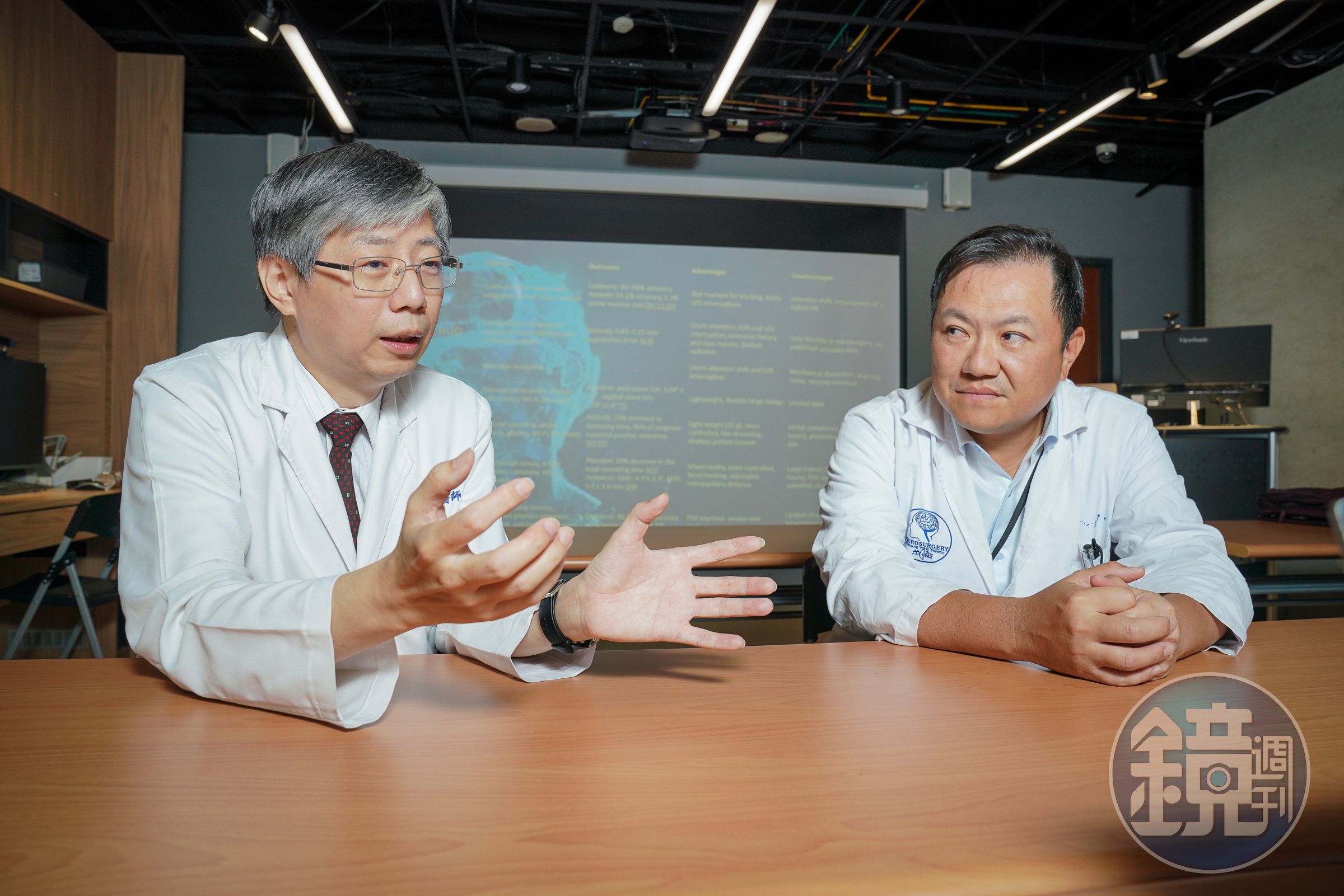 AR眼鏡讓開刀如同多了一雙透視眼,台中榮總神經外科主任楊孟寅與臨床教學主任謝祖怡現身說法。