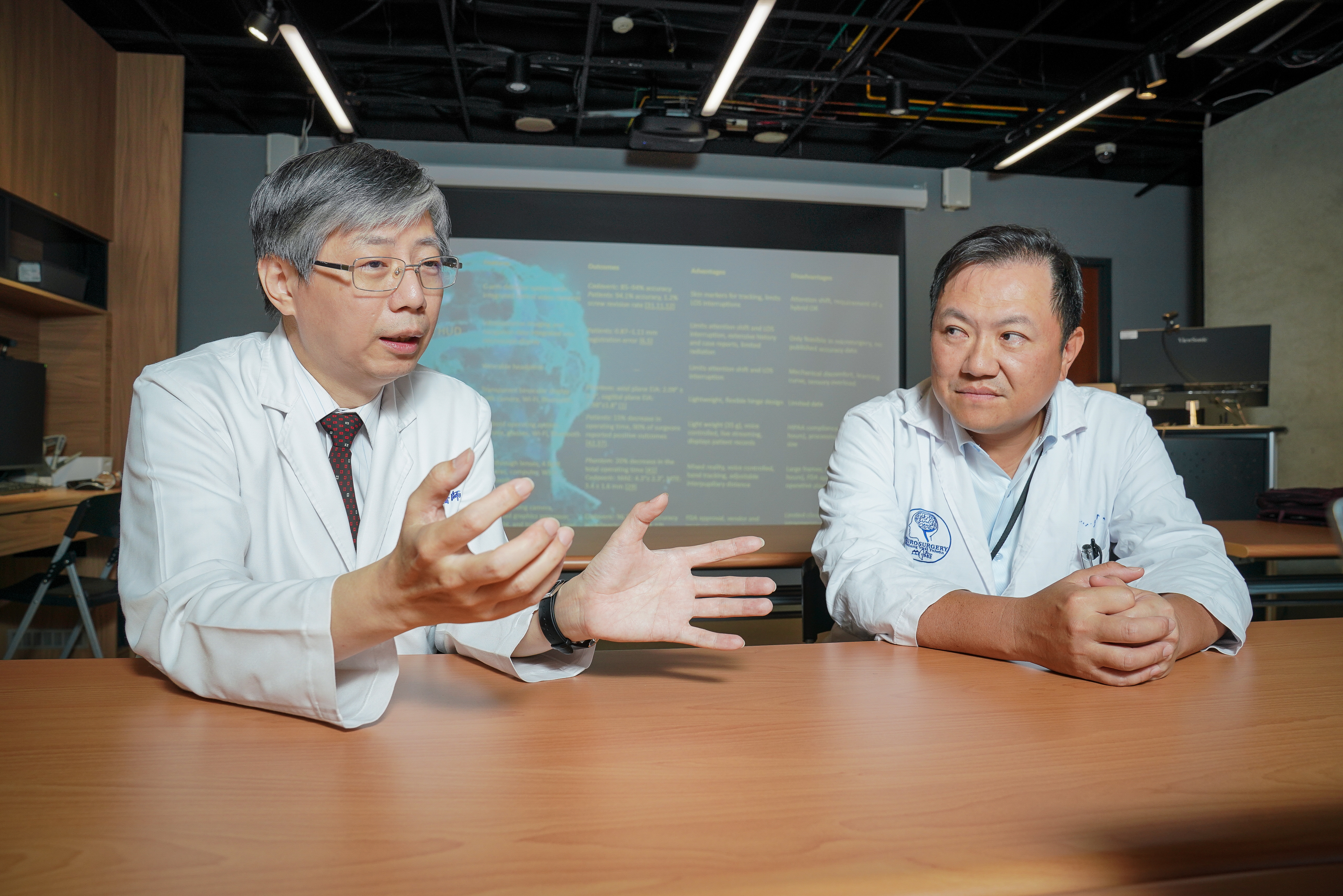 AR眼鏡讓開刀如同多了一雙透視眼，台中榮總神經外科主任楊孟寅與臨床教學主任謝祖怡現身說法。
