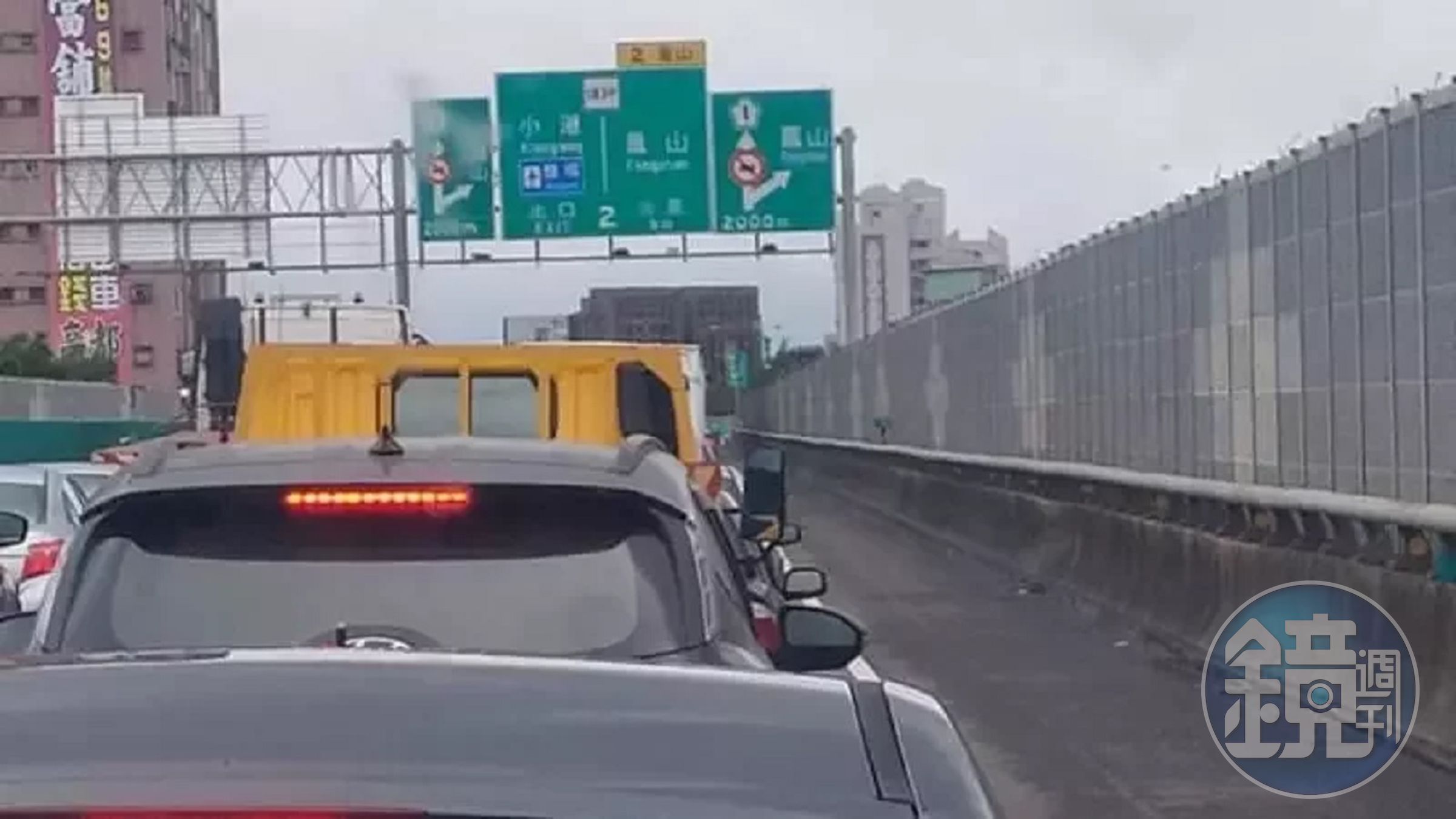 有車主發文在台88路肩排隊下交流道反遭罰後,昨天車輛為走路肩,全部塞在主幹道。(翻攝畫面)