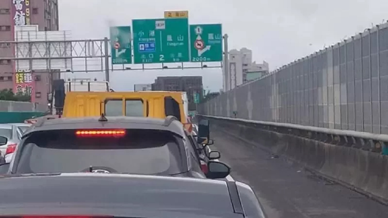 有車主發文在台88路肩排隊下交流道反遭罰後，昨天車輛為走路肩，全部塞在主幹道。（翻攝畫面）