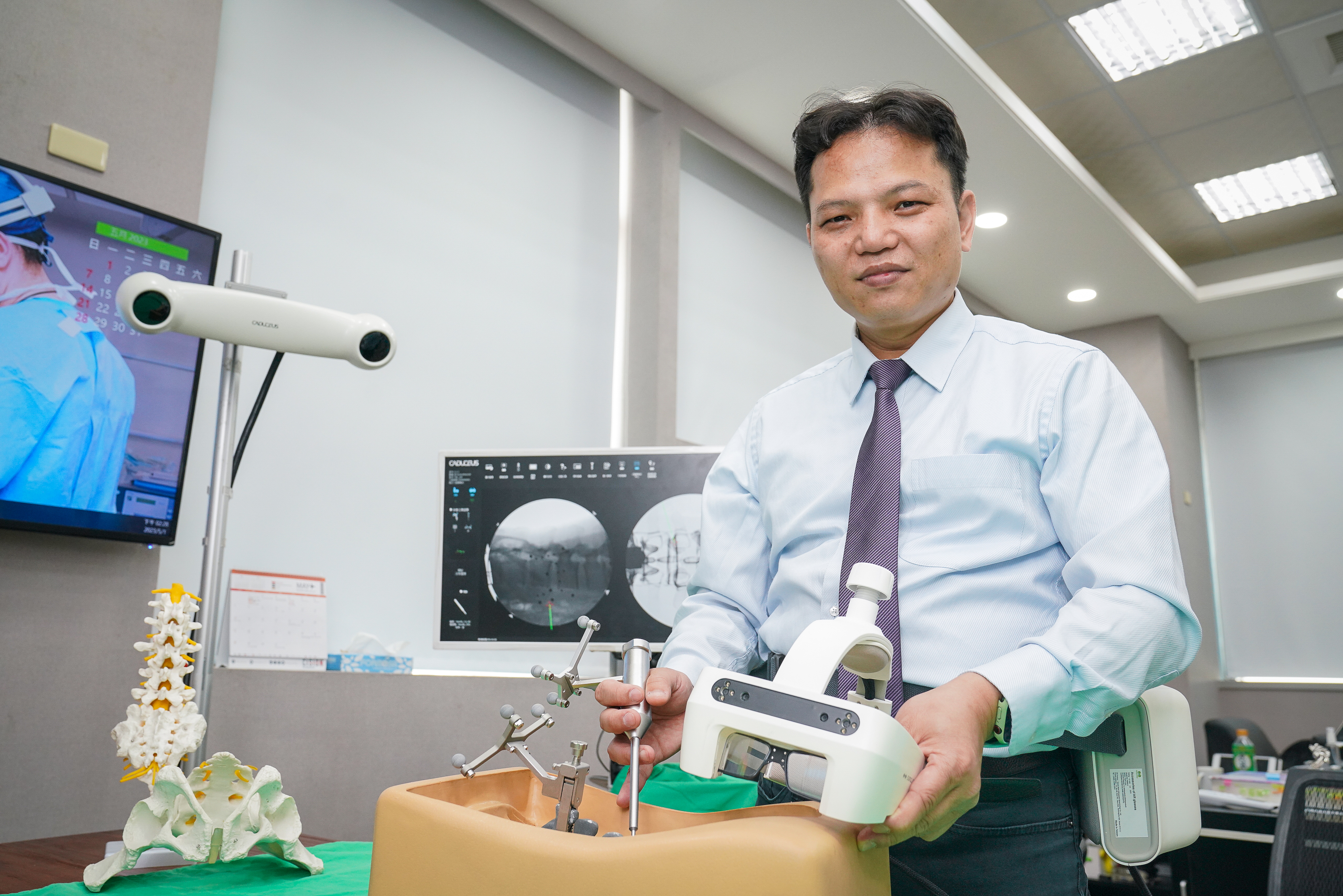 台灣骨王幫助台中榮總創全台之先，導入AR導航進行脊椎側彎手術矯正。（圖為台灣骨王執行長王民良）