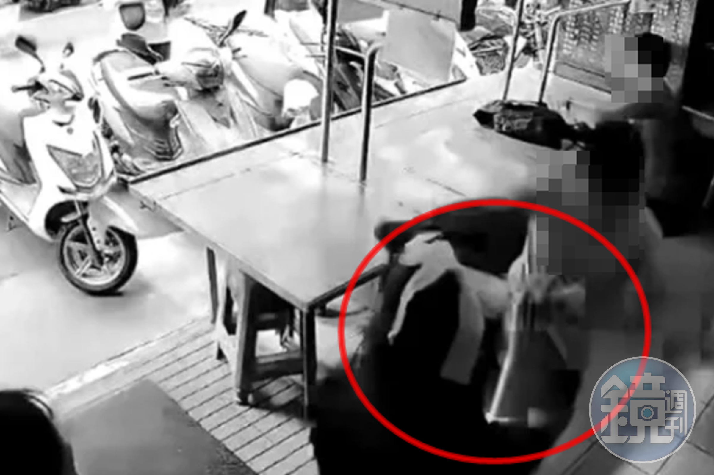 一名男童疑似因為借出行動電源給女童，對方未歸還發生口角，最後施暴。（翻攝自女童父親臉書）