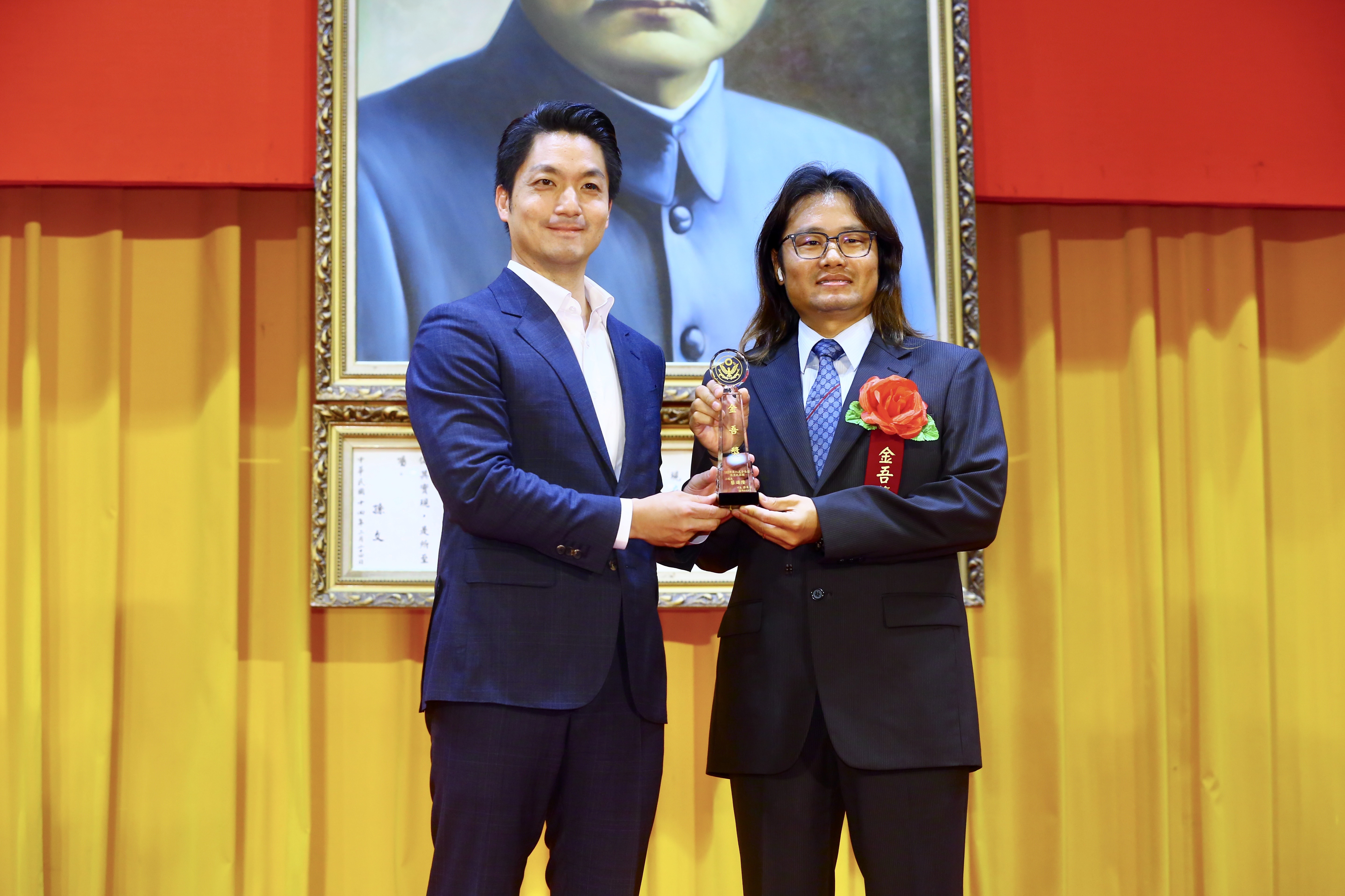 蔣萬安（左）出席台北市政府警察局警察節慶祝典禮，頒獎給績優警察人員。