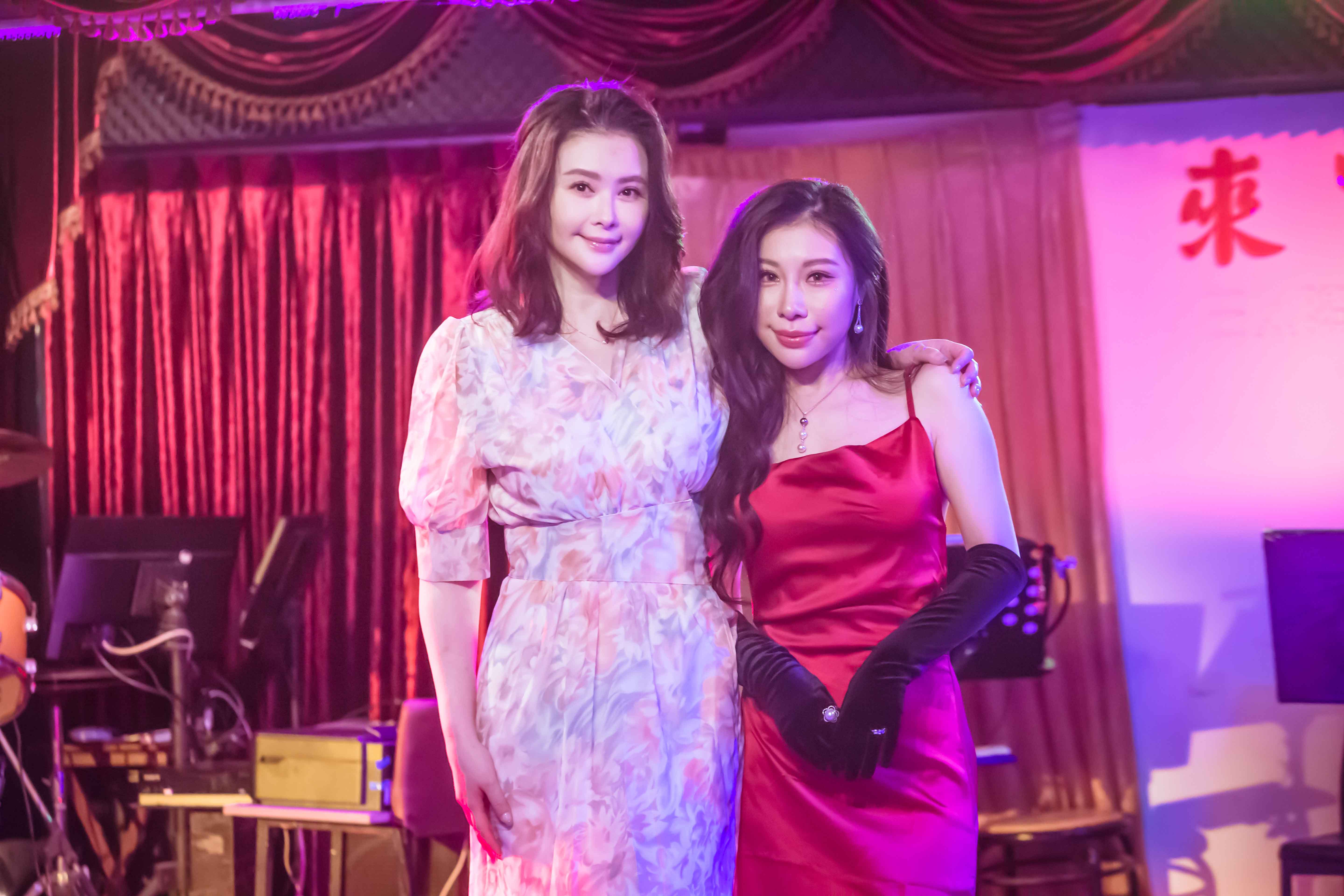 蕭淑慎（左）在MV中大展「1秒落淚」神功，讓余曼曼大開眼界。（雄鷹娛樂文創提供）