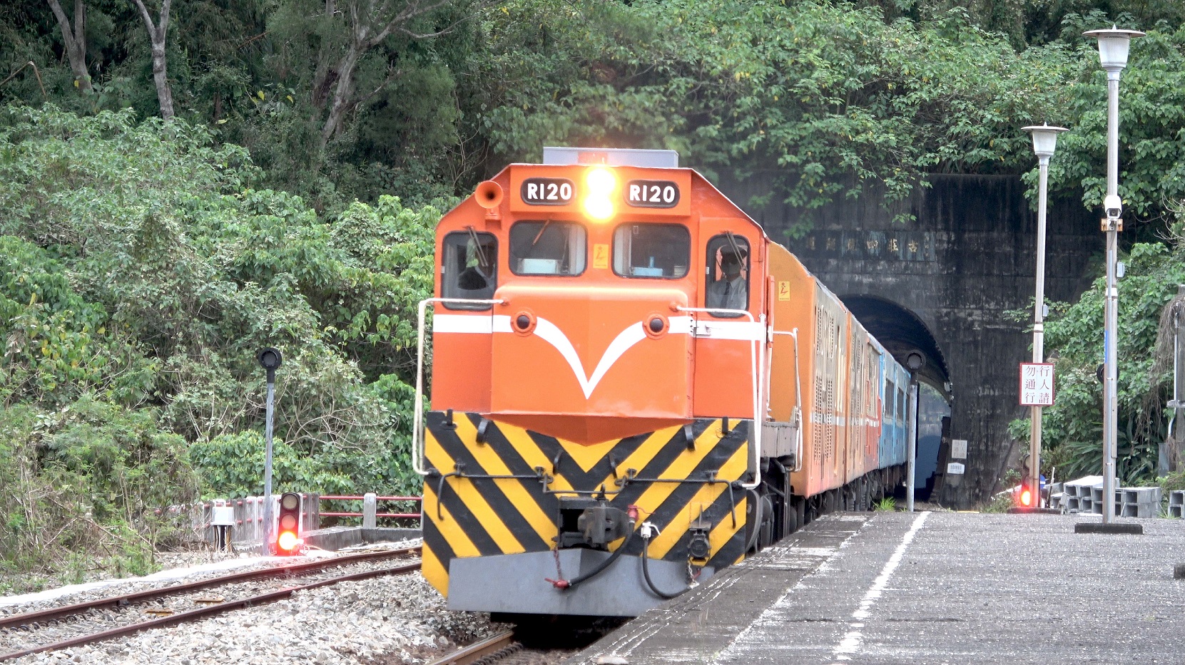 紀錄片《南方,寂寞鐵道》裡描述不少鐵道相關人員的故事。(上善醫文化工作室提供)