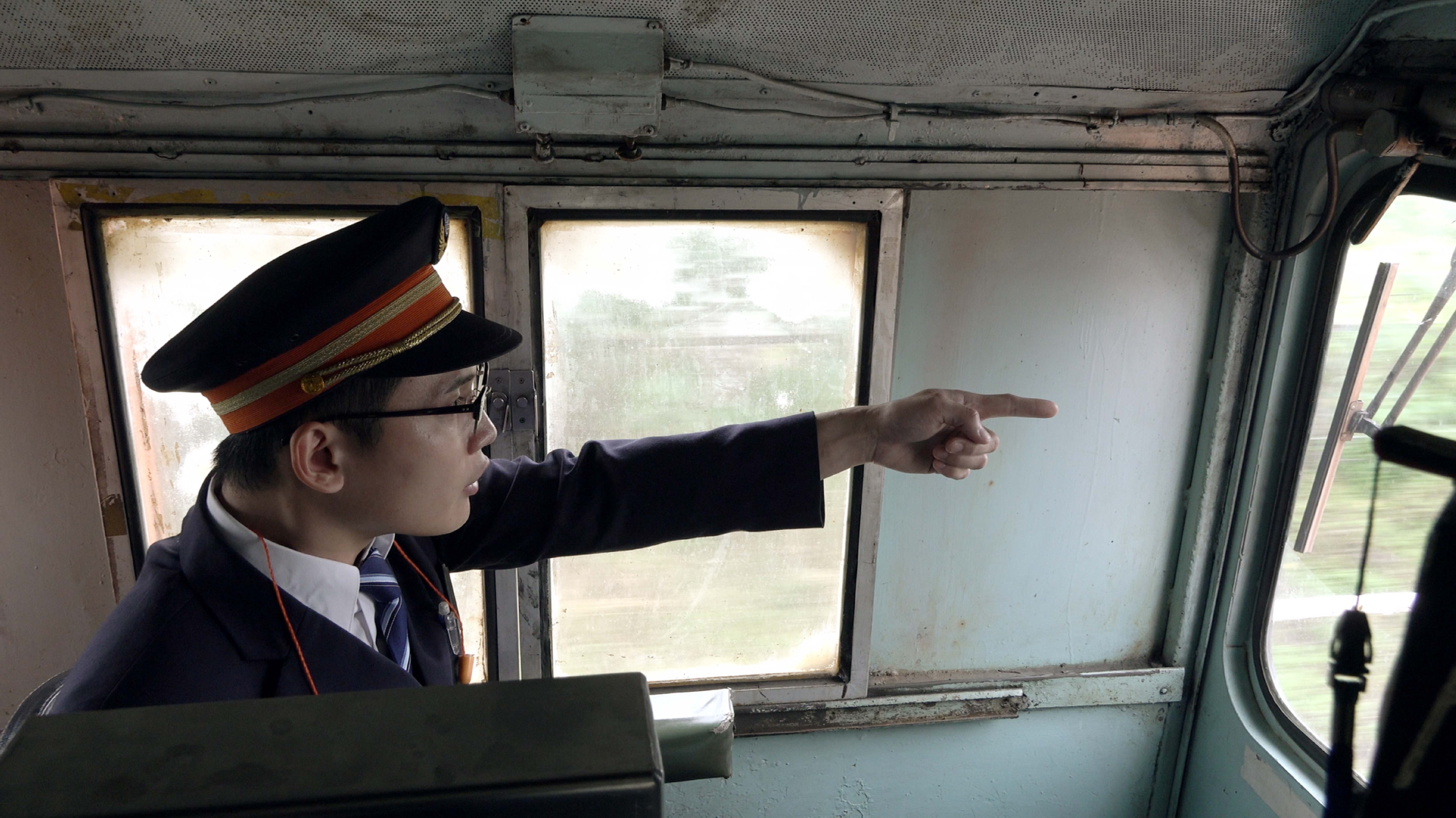 司機員在駕駛時，喊出口號、手比動作確認每個步驟。（上善醫文化工作室提供）