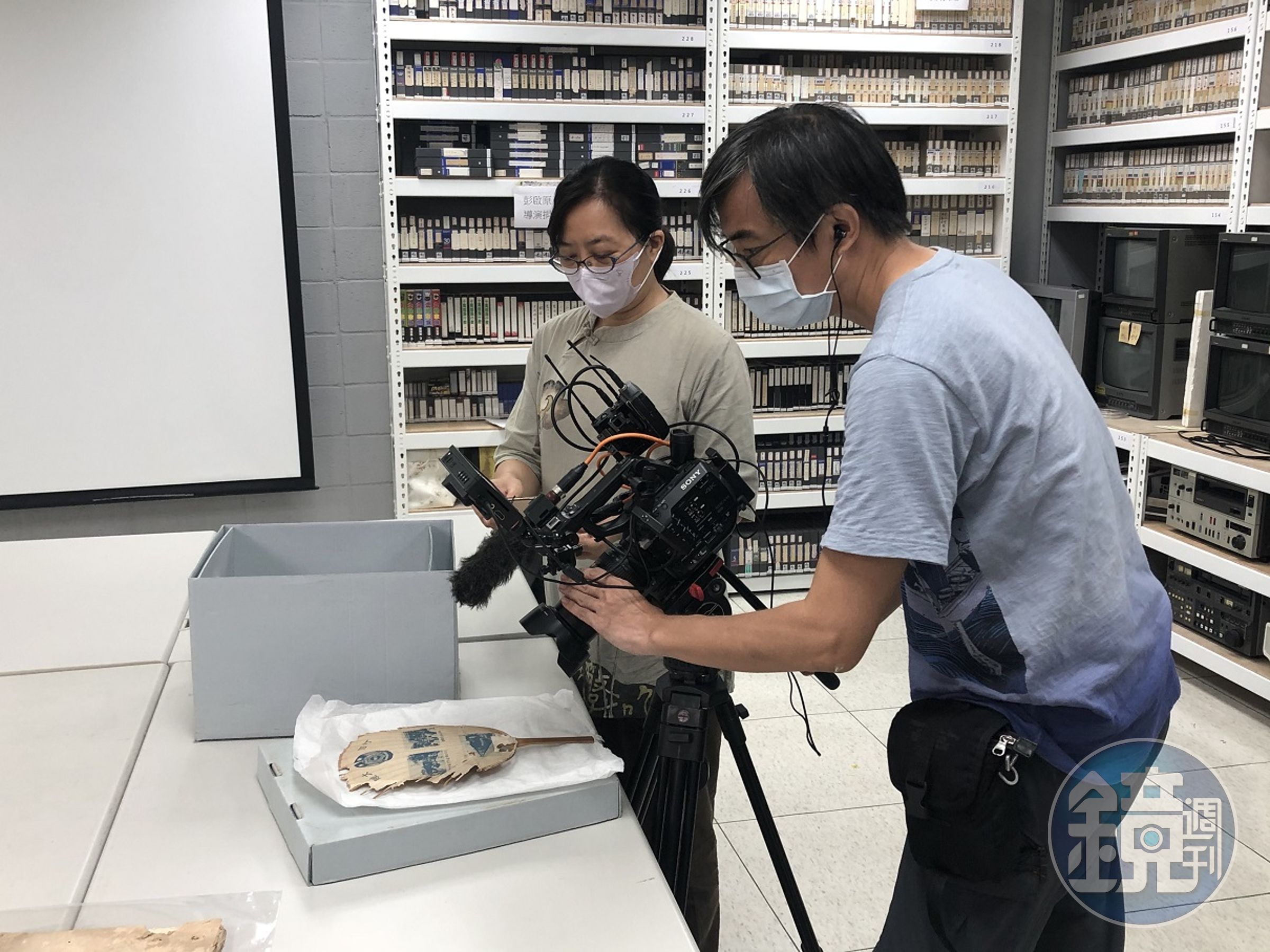 蕭菊貞（左）在拍攝紀錄片過程裡大量蒐集鐵道相關文物資料。（上善醫文化工作室提供）