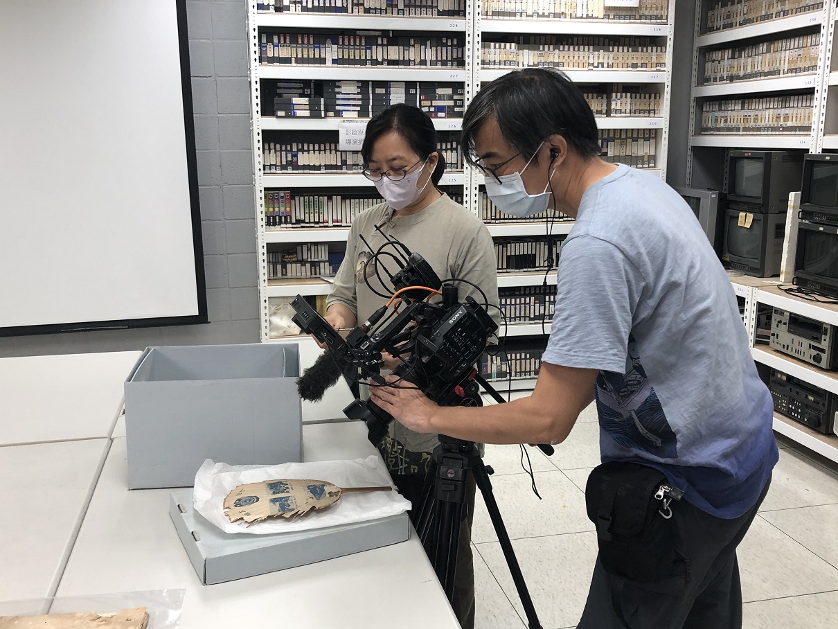 蕭菊貞(左)在拍攝紀錄片過程裡大量蒐集鐵道相關文物資料。(上善醫文化工作室提供)