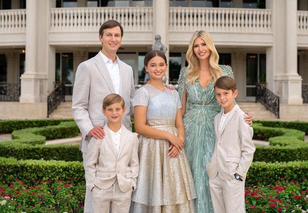 伊凡卡（右二）為女兒阿拉貝拉（中）慶祝成人禮，一家五口耀眼奪目。（翻攝Ivanka Trump IG）