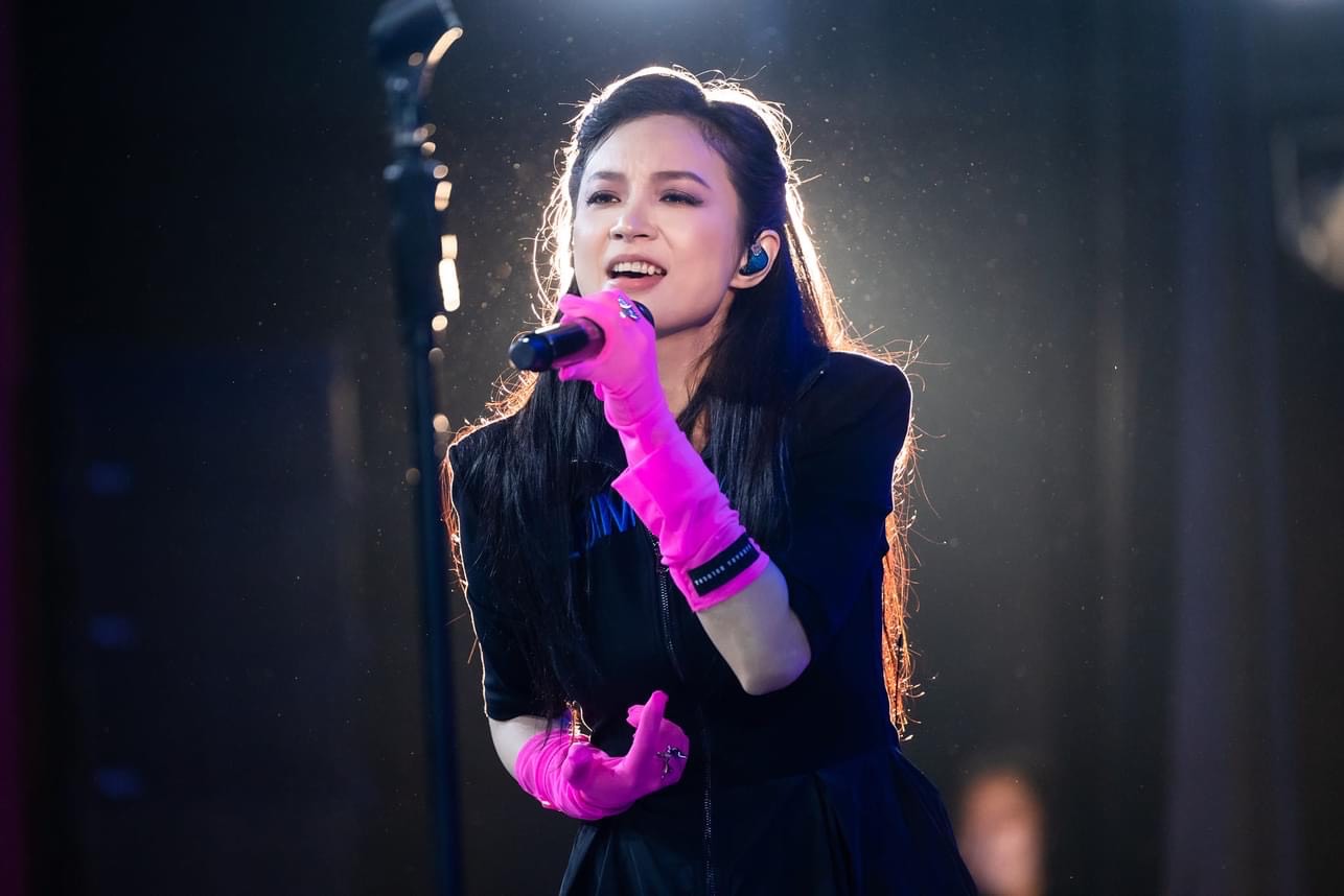 前主唱Faye（詹雯婷）指控團長陳建寧在簽約時偽造她簽名。（翻攝自faye臉書）