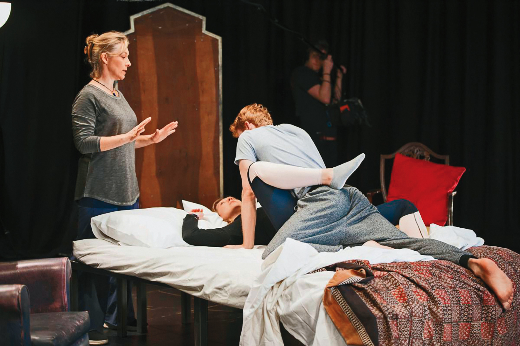 親密協調員伊塔歐布萊恩（左）的工作是為性愛場面設計模擬動作。（翻攝自esquire.com/Sven Arnstein攝）