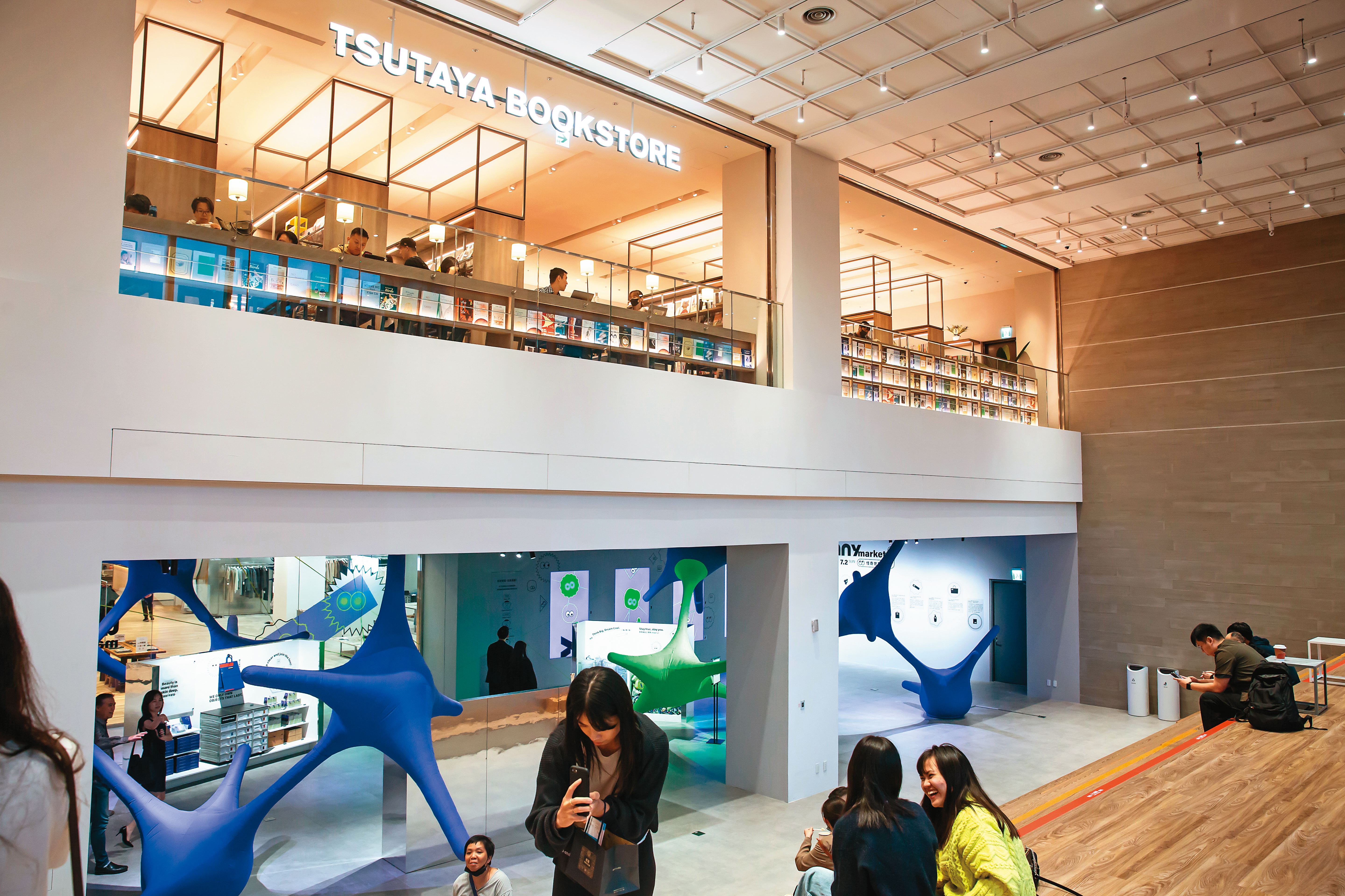 剛剛開幕的忠泰樂生活商場，捨棄坪效，劃出空間作為展覽用，創造特色吸引年輕族群。