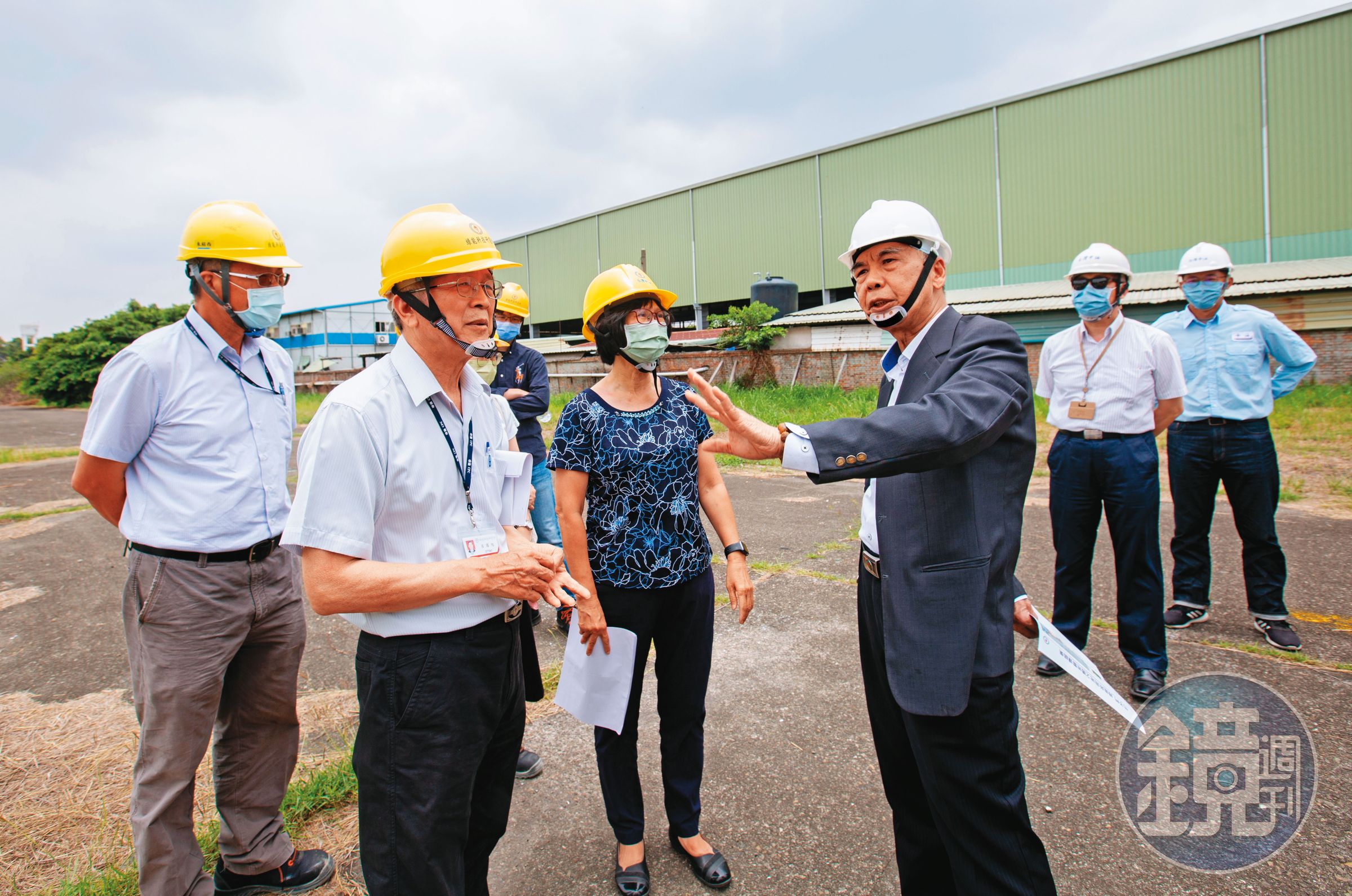 台灣中油董事長李順欽帶領中油同仁,仔細勘察未來加氫站可能用地的周遭狀況。