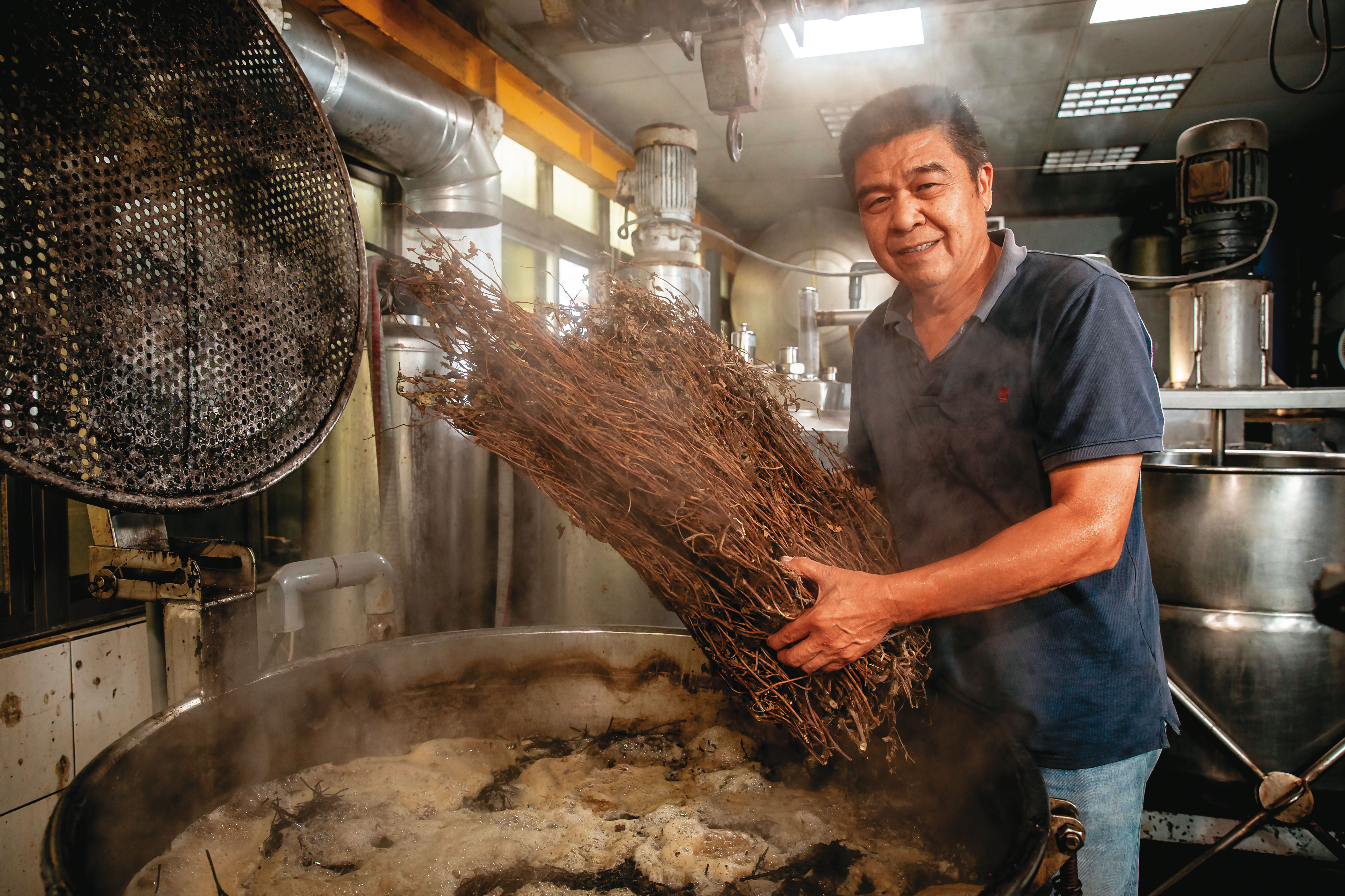 開業70多年的仙山仙草，起初採純手工製作，第二代陳天智研發設計機器後得以大量生產，18年前轉型仙草風味餐廳，成為獅潭名店。