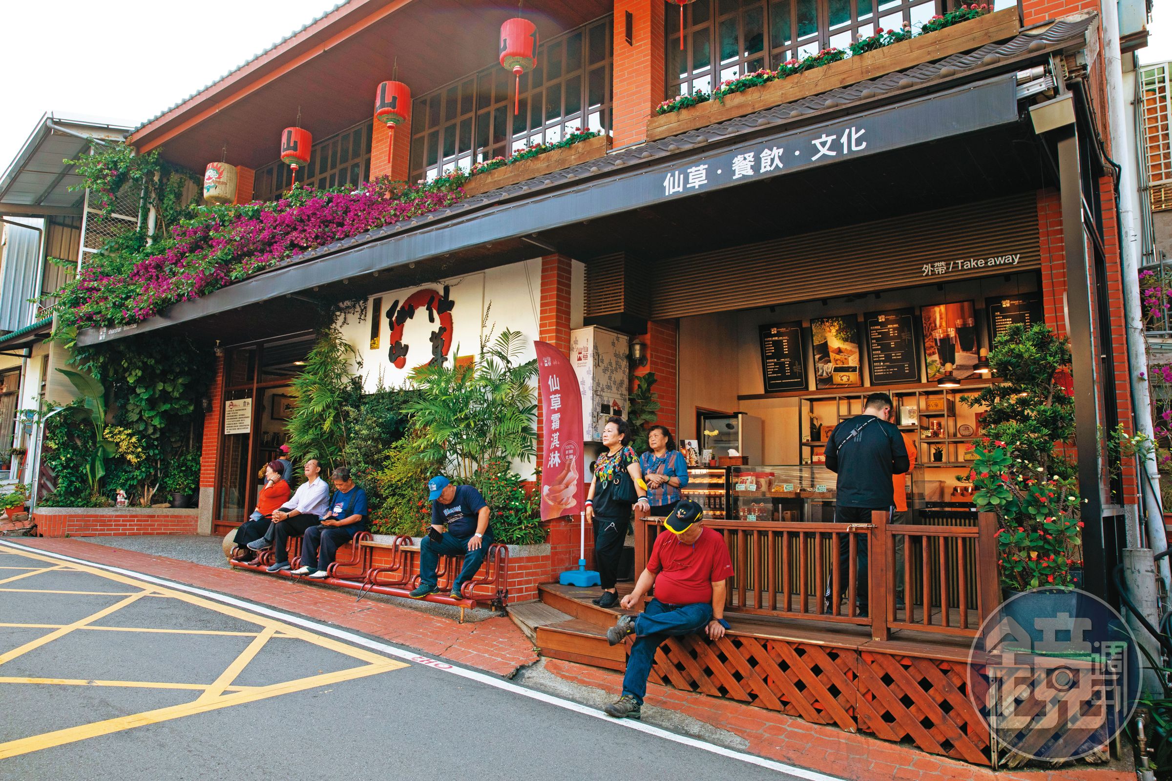陳天智砸近2千萬元打造出外觀古色古香的客棧風餐廳，已成為獅潭老街地標。