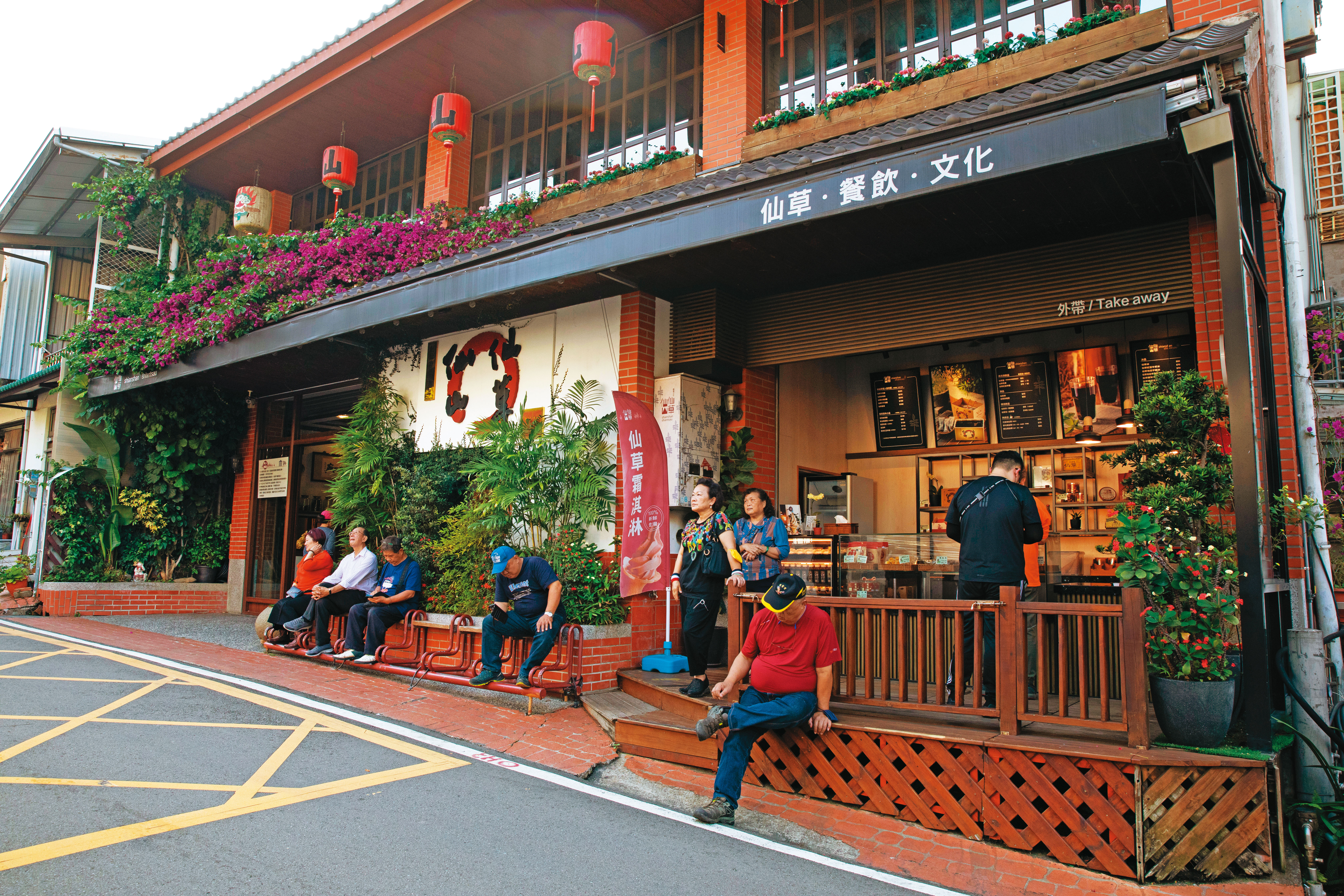 陳天智砸近2千萬元打造出外觀古色古香的客棧風餐廳，已成為獅潭老街地標。