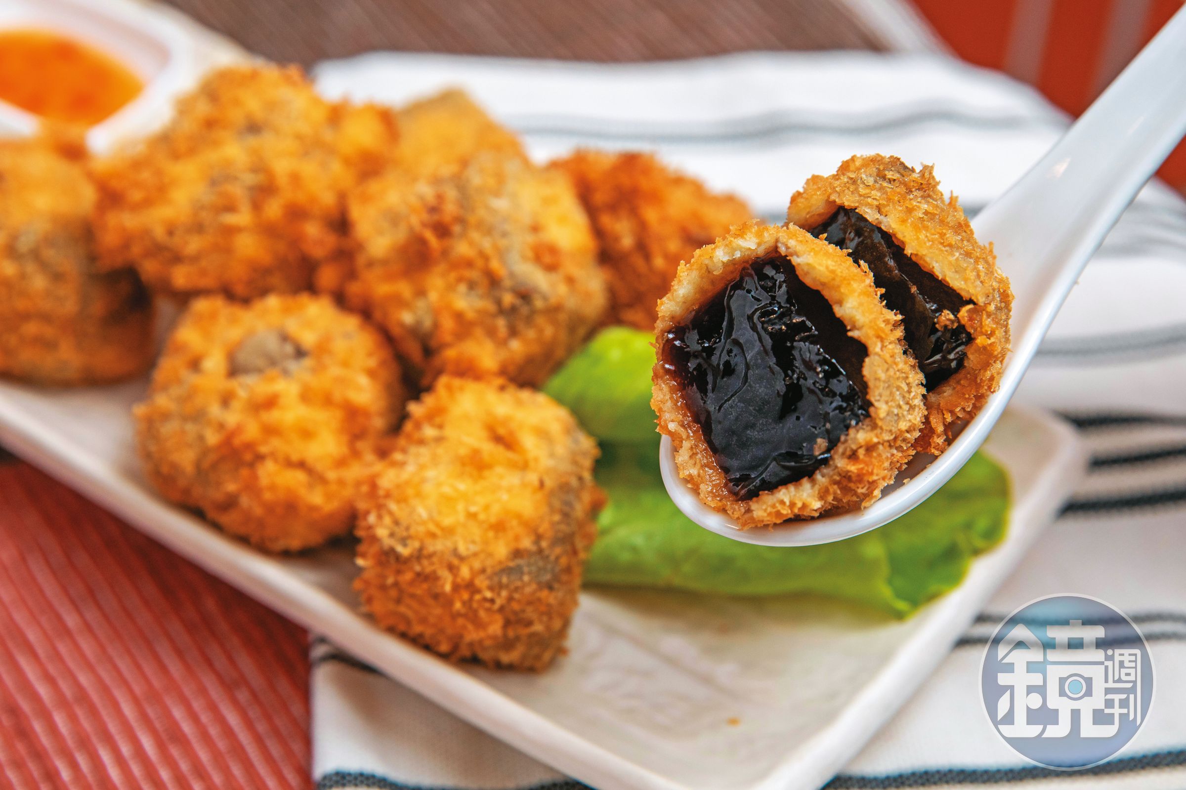 外酥內嫩的炸仙草是店內一絕，幾乎每桌必點，趁熱食用風味最佳。（175元／份）