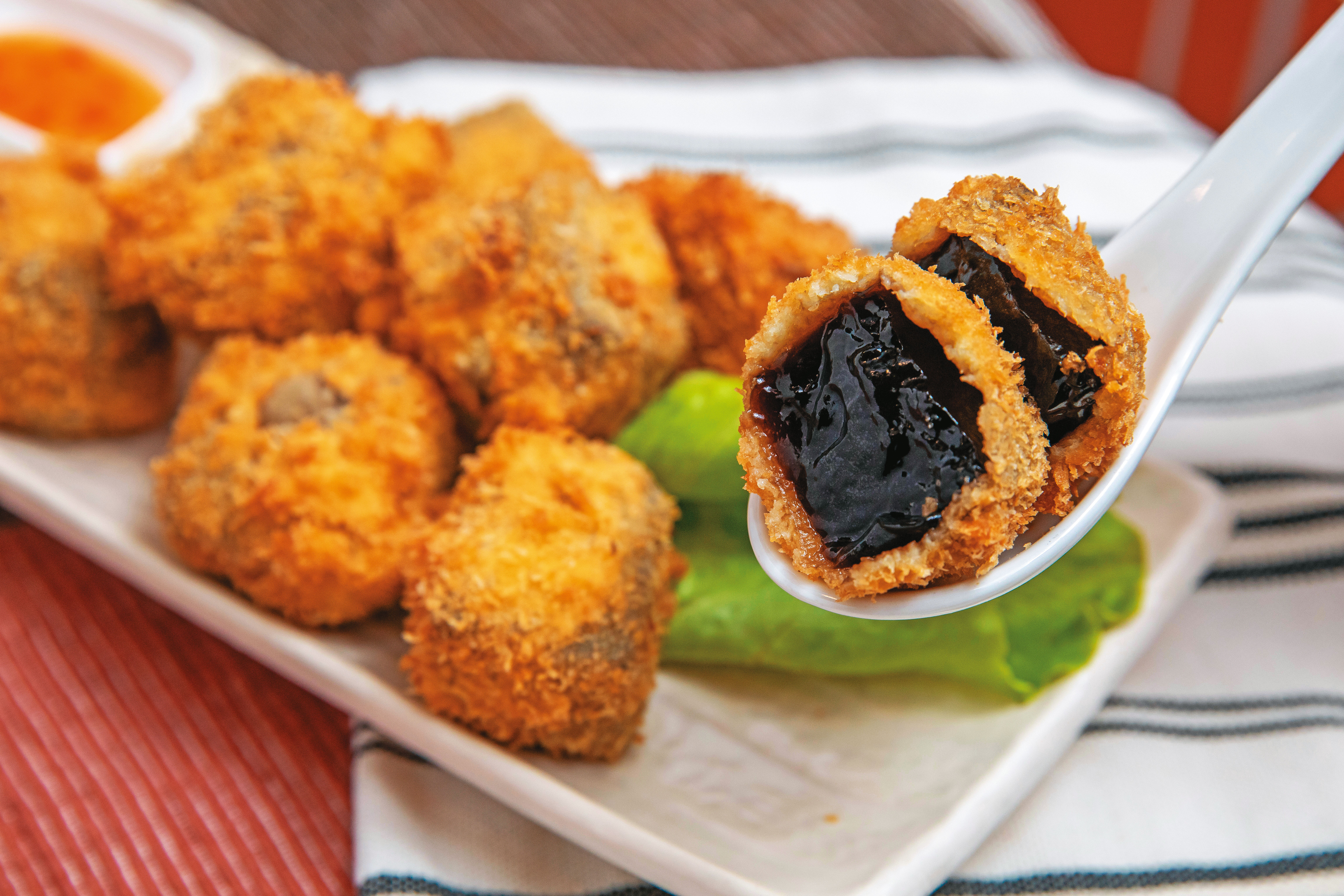 外酥內嫩的炸仙草是店內一絕，幾乎每桌必點，趁熱食用風味最佳。（175元／份）