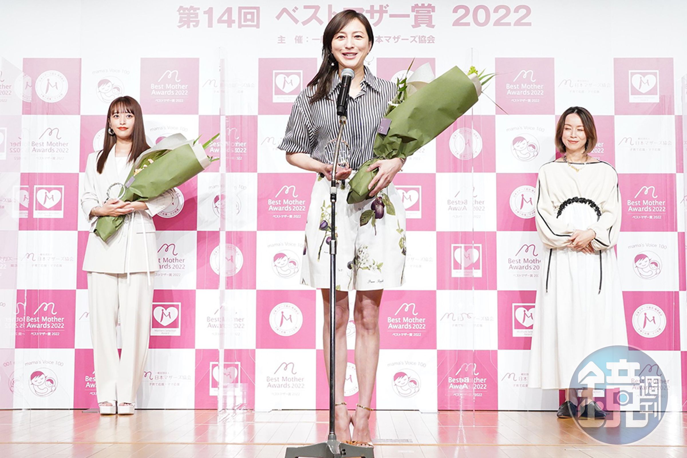 曾被封為「「20世紀末最後美少女」廣末涼子（中）得過「最佳母親獎」，如今也讓該項榮譽再翻車。（翻攝網路）