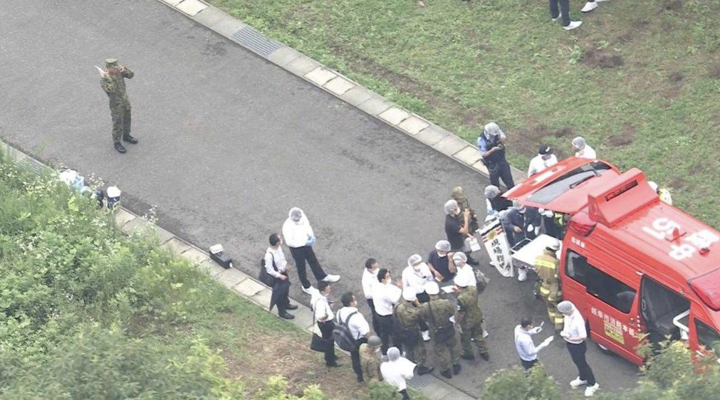 日本岐阜市發生自衛隊員拿槍掃射事件，18歲犯嫌稱自己的目標正是52歲的教官。（轉載自推特@A9Nkx）