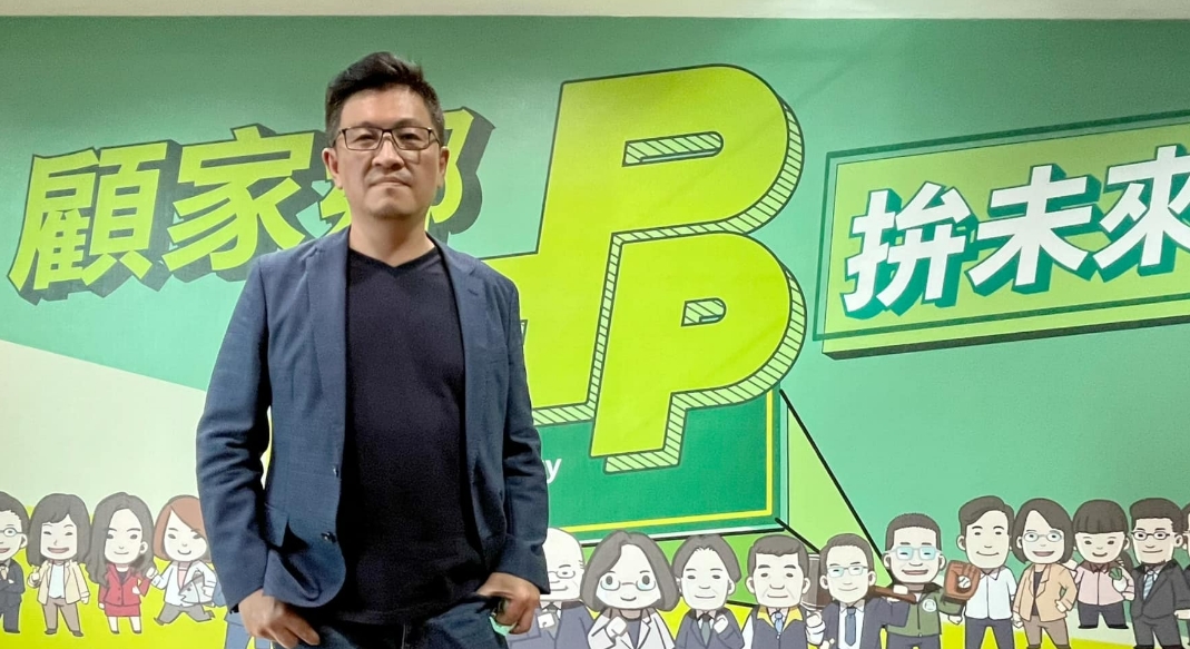 鄭宏輝涉性騷，行政院則立即解聘其顧問一職。（翻攝鄭宏輝臉書）