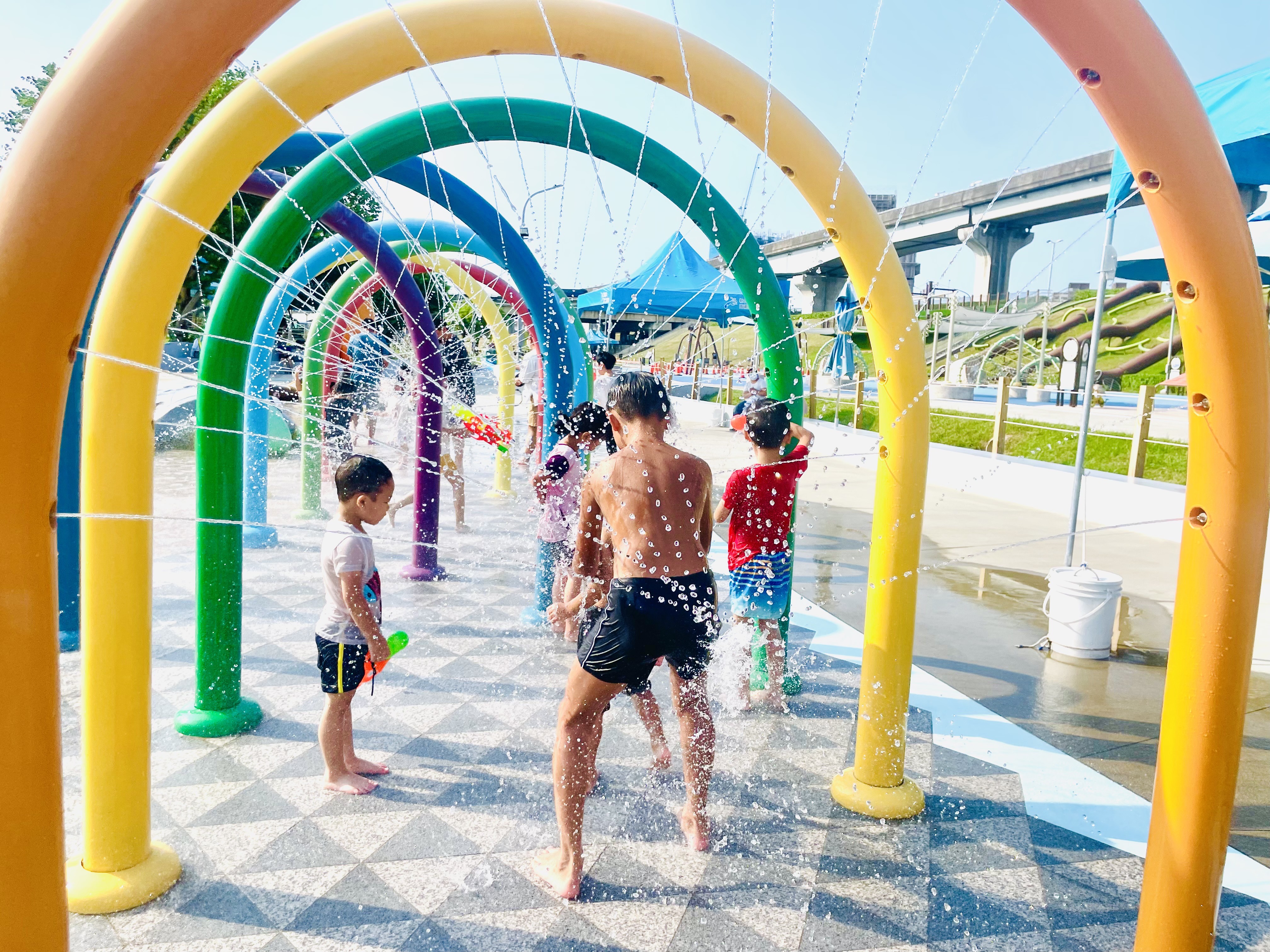 海世界水樂園5種不同體驗玩法增加親子互動的樂趣。(新北高灘處提供)
