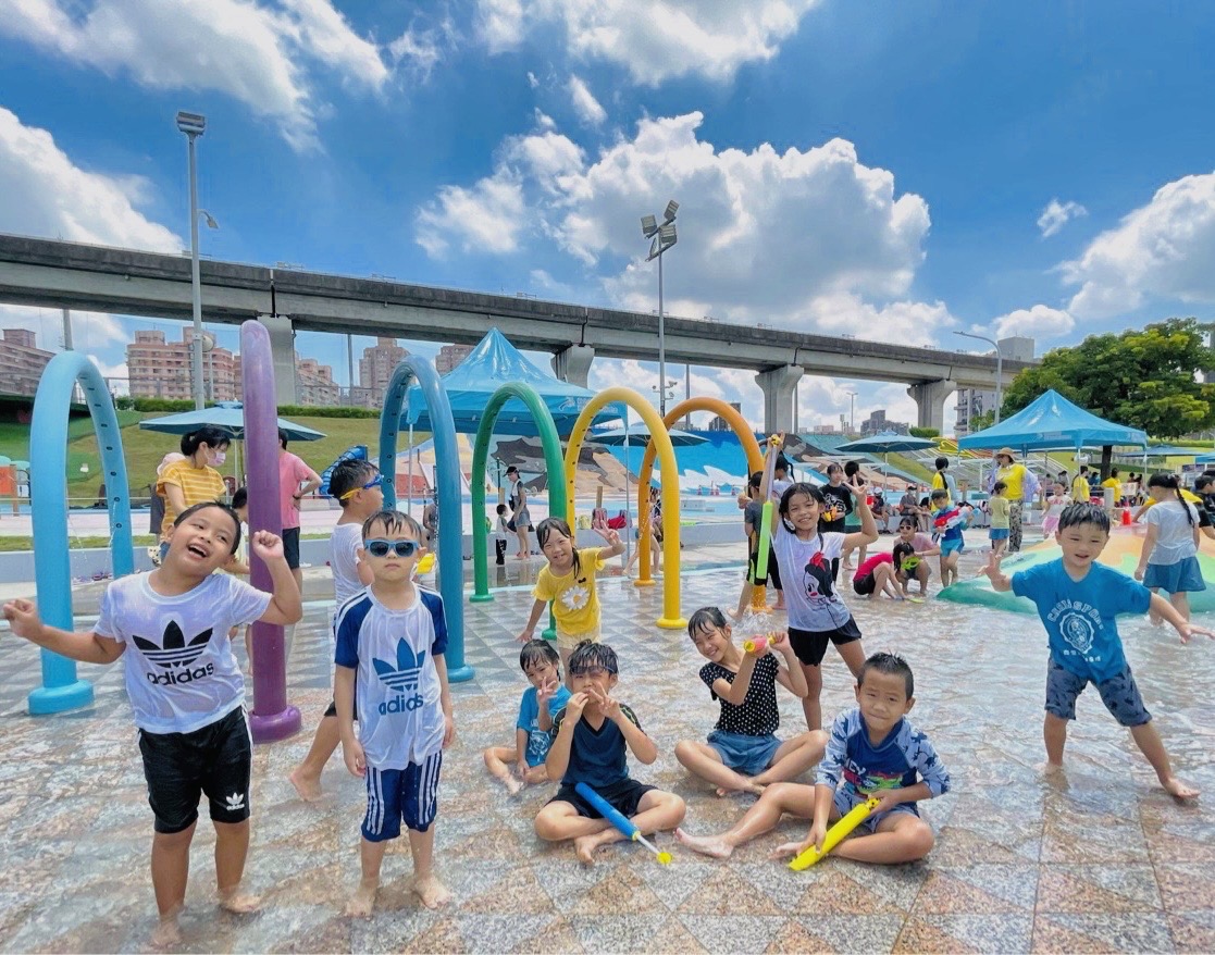 海世界水樂園讓孩子暑假玩水玩翻天。(新北高灘處提供)