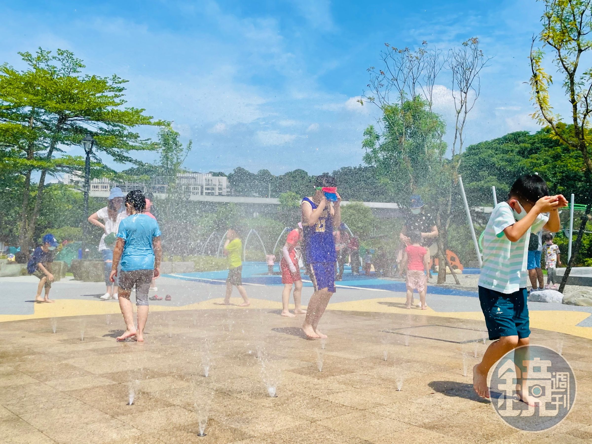 新店的陽光遊戲場+水樂園，讓小孩從空中玩到水中。（新北高灘處提供）
