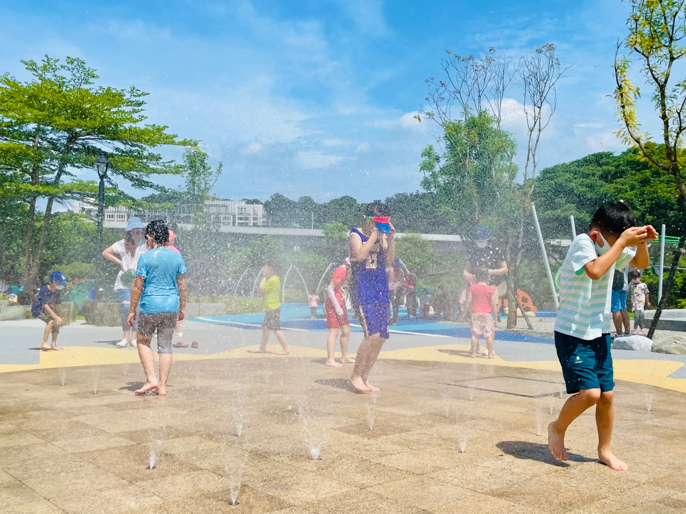 新店的陽光遊戲場+水樂園,讓小孩從空中玩到水中。(新北高灘處提供)