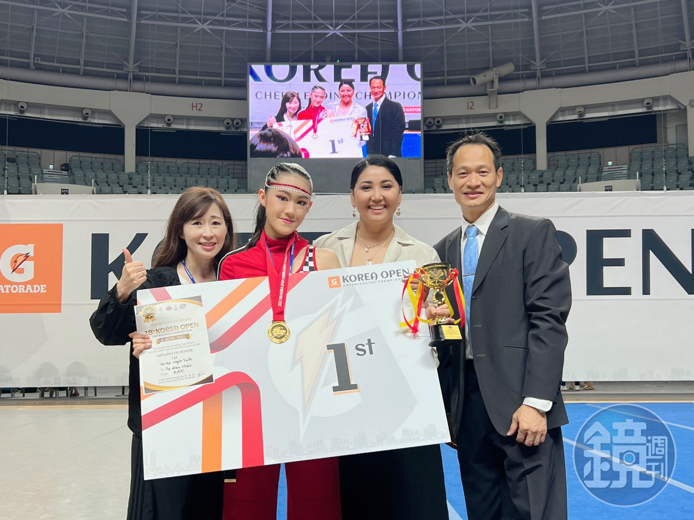 14歲選手甘家翎(左二)開心接獲青少年組個人嘻哈舞冠軍獎座。(蕭薇莉提供)