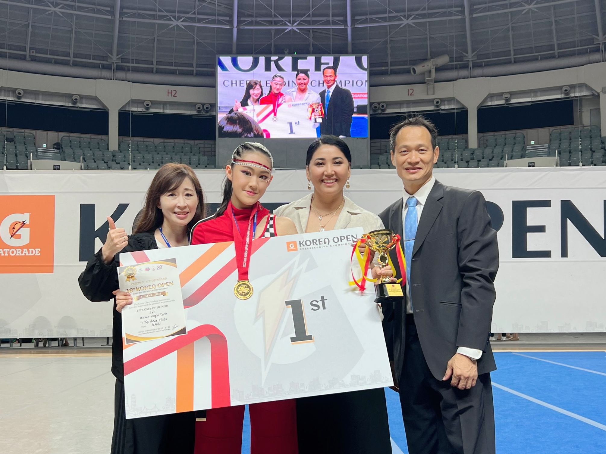 14歲選手甘家翎（左二）開心接獲青少年組個人嘻哈舞冠軍獎座。（蕭薇莉提供）