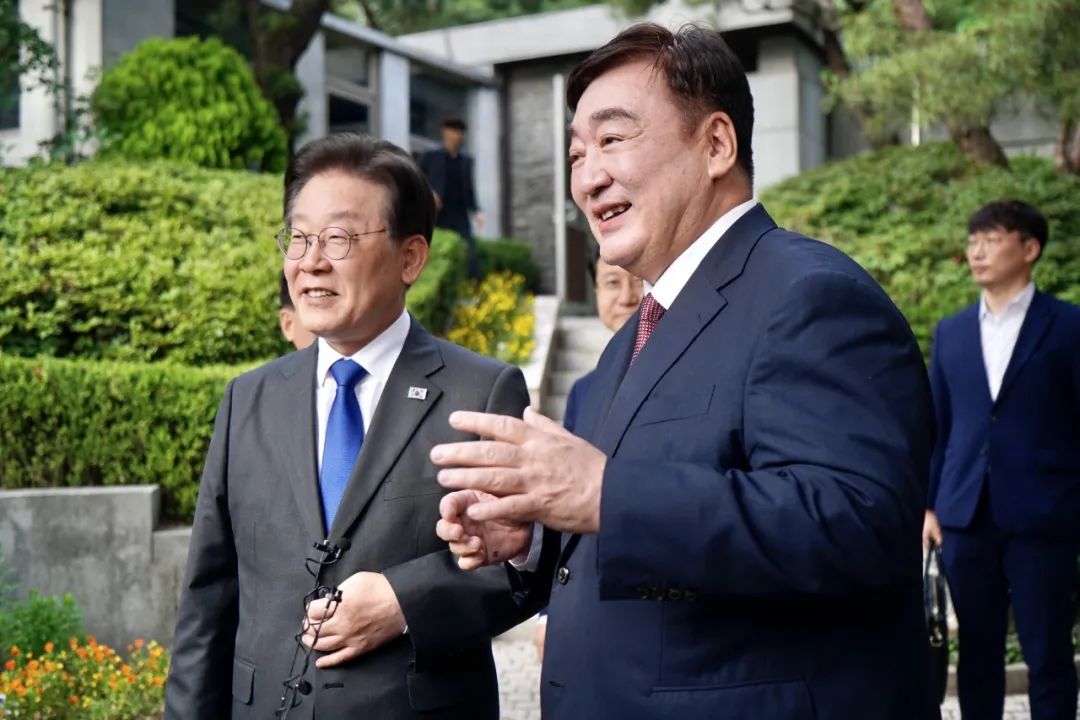 中國駐韓大使邢海明（右）一番超扯言論，讓南韓政府痛批干涉內政。（翻攝自中國駐韓大使館官網）