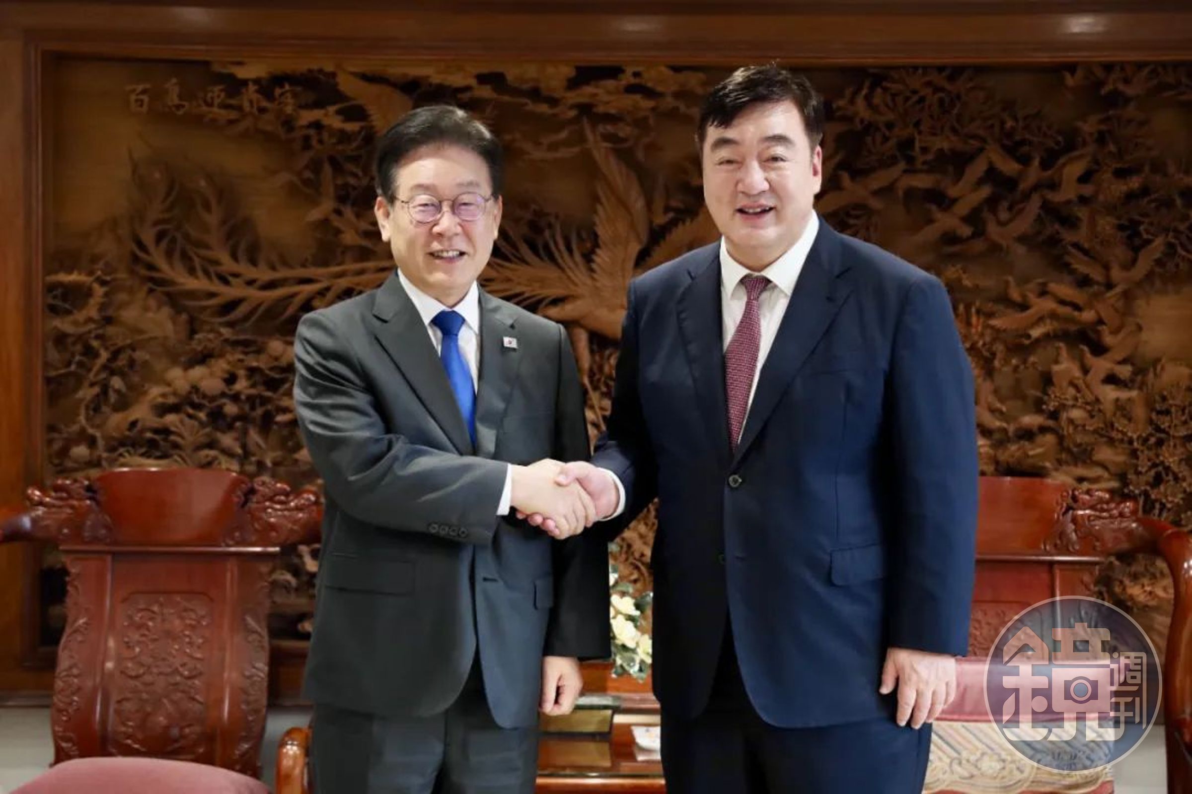 中國駐韓大使邢海明(右)會見南韓最大在野黨黨魁李在明(左)時說出爭議言論,引發兩國關係又降溫。(翻攝自中國駐韓大使館官網)