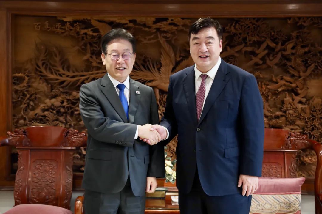 中國駐韓大使邢海明（右）會見南韓最大在野黨黨魁李在明（左）時說出爭議言論，引發兩國關係又降溫。（翻攝自中國駐韓大使館官網）