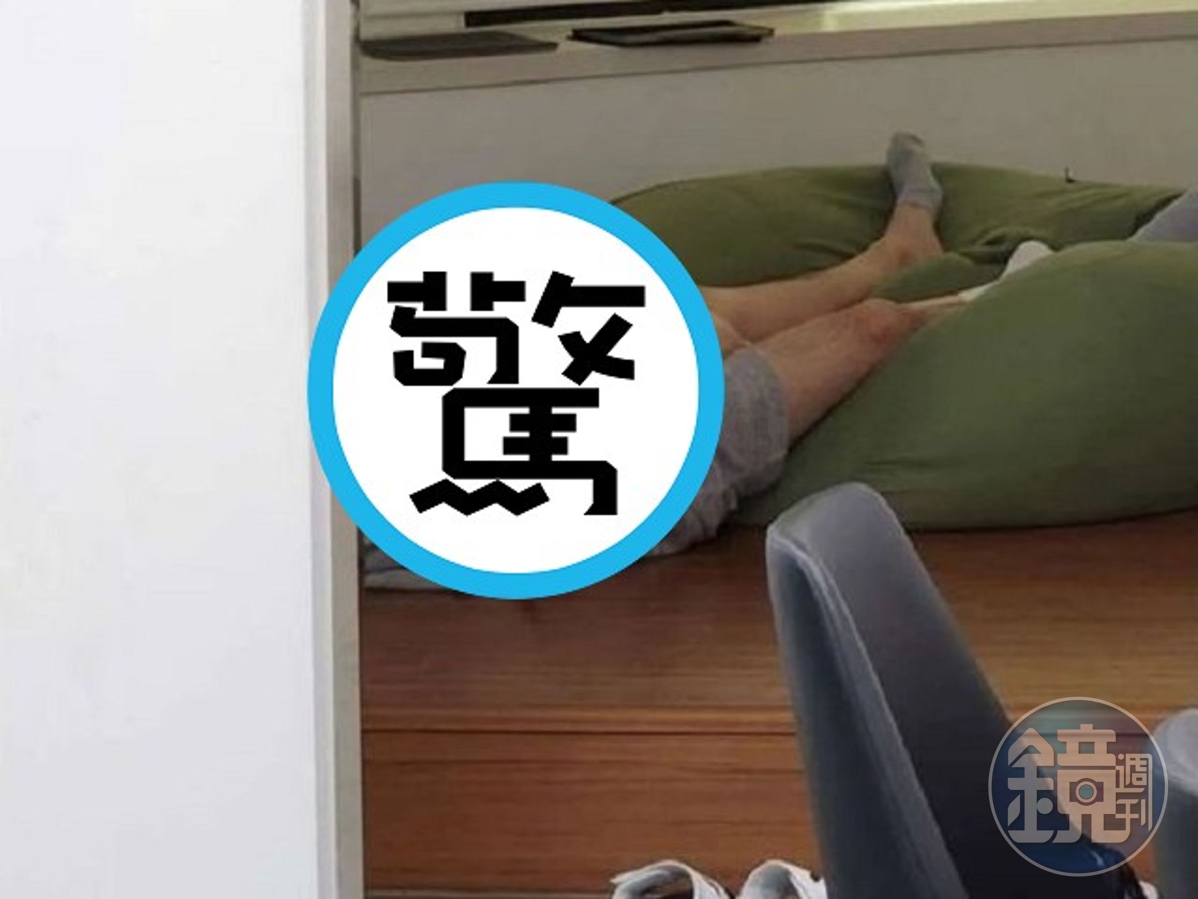 知名大學圖書館太舒服？同學驚見「男女交疊、手緊握重點部位」秒變情色摩鐵。（翻自mlbpark.donga.com）