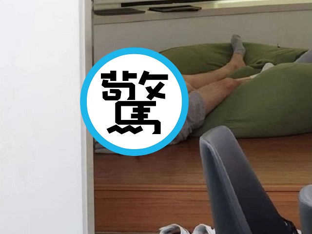 知名大學圖書館太舒服？同學驚見「男女交疊、手緊握重點部位」秒變情色摩鐵。（翻自mlbpark.donga.com）