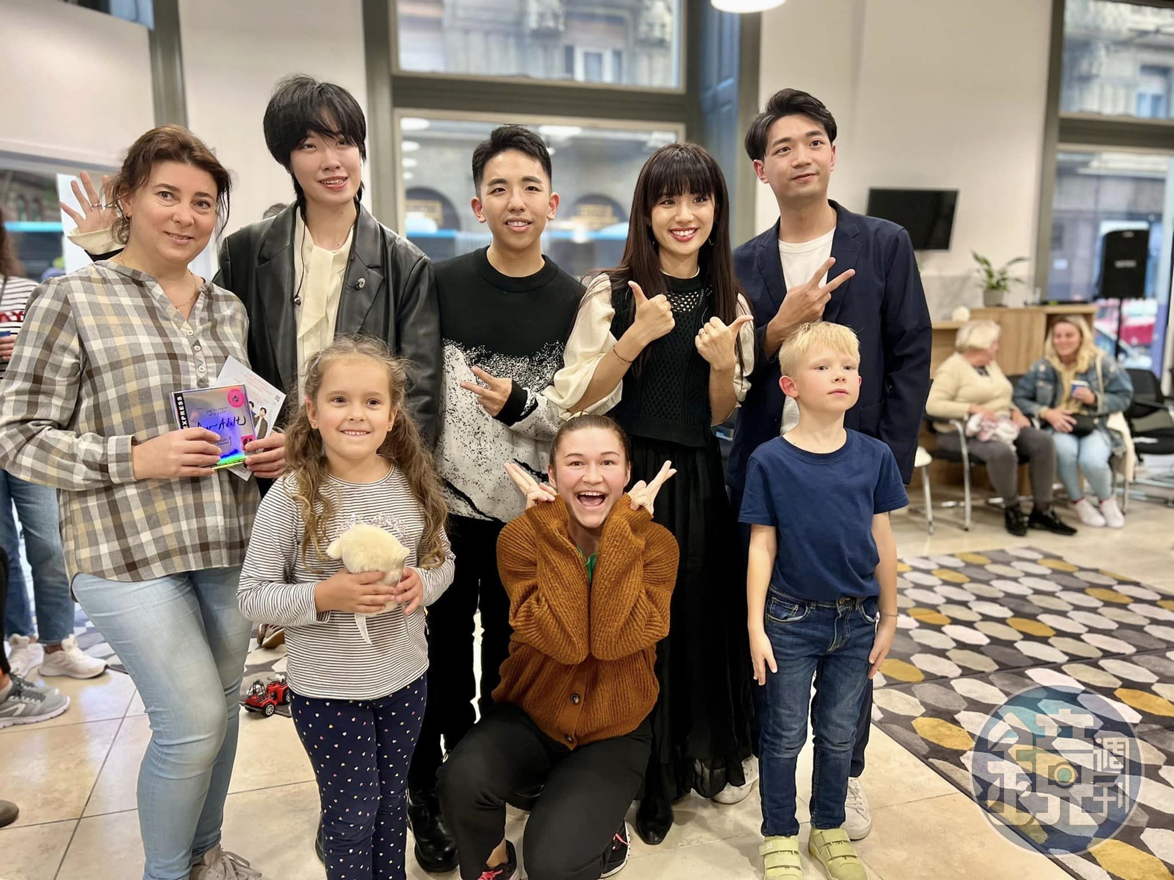 台灣金曲獎「尋人啟事」樂團於匈牙利布達佩斯市，為烏克蘭難民進行表演。（駐匈牙利台北代表處提供）