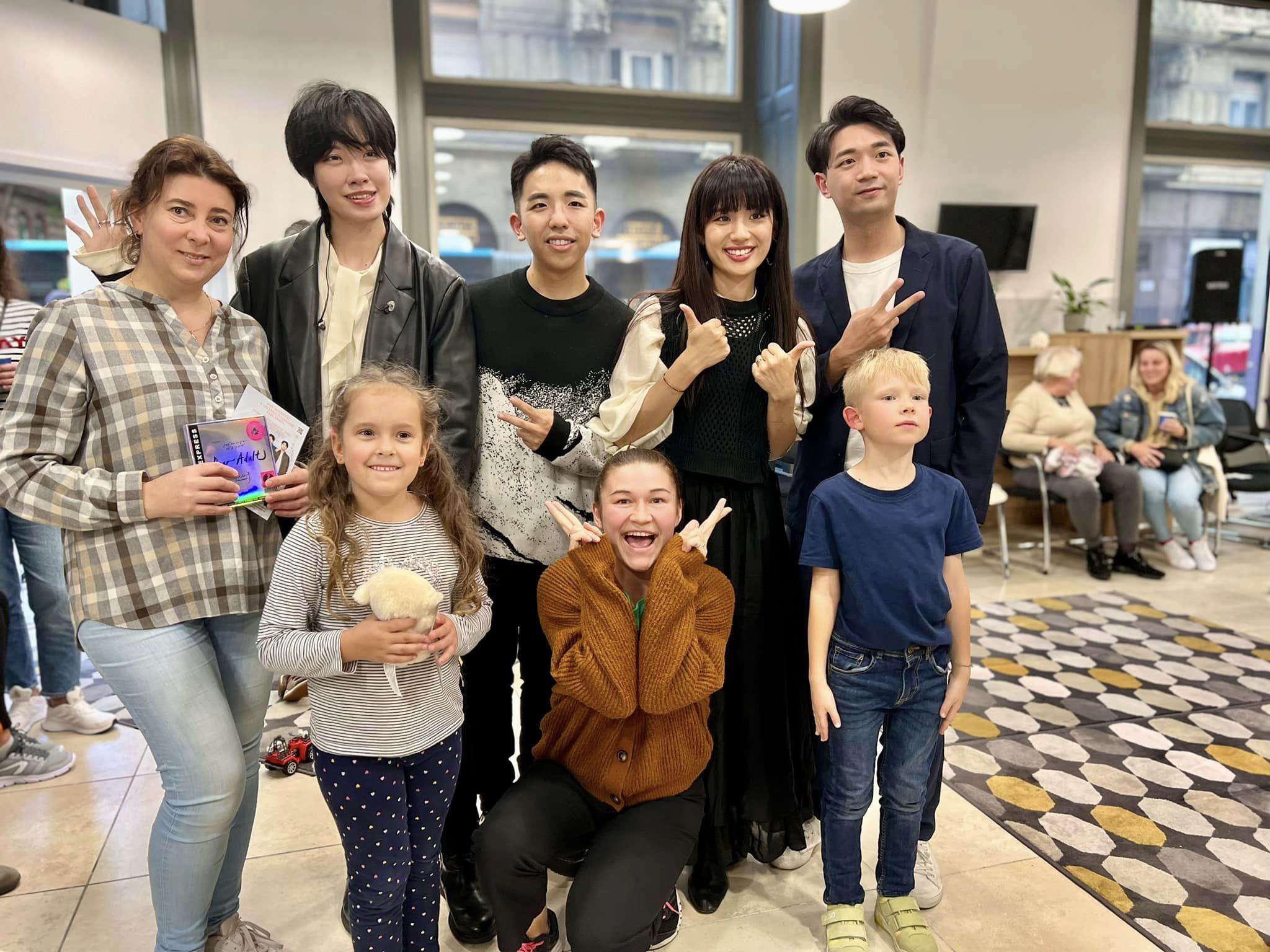 台灣金曲獎「尋人啟事」樂團於匈牙利布達佩斯市,為烏克蘭難民進行表演。(駐匈牙利台北代表處提供)