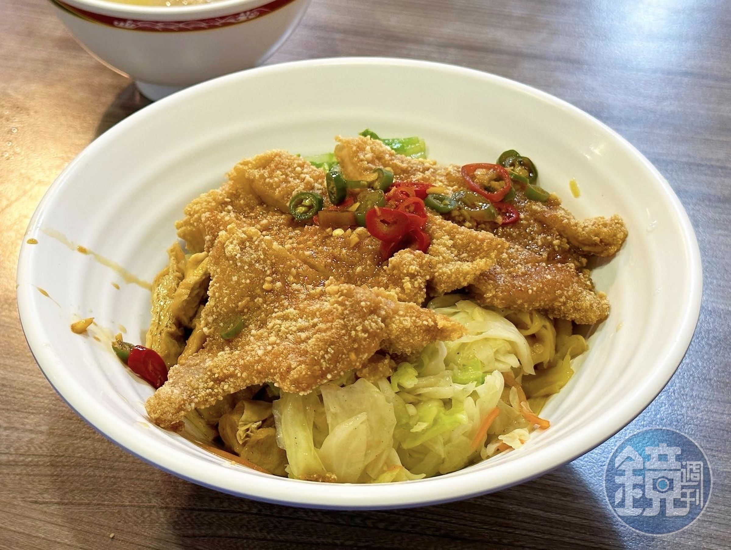 「竹林麵店」的排骨飯大受客人好評,還因此另開一間便當專賣店。