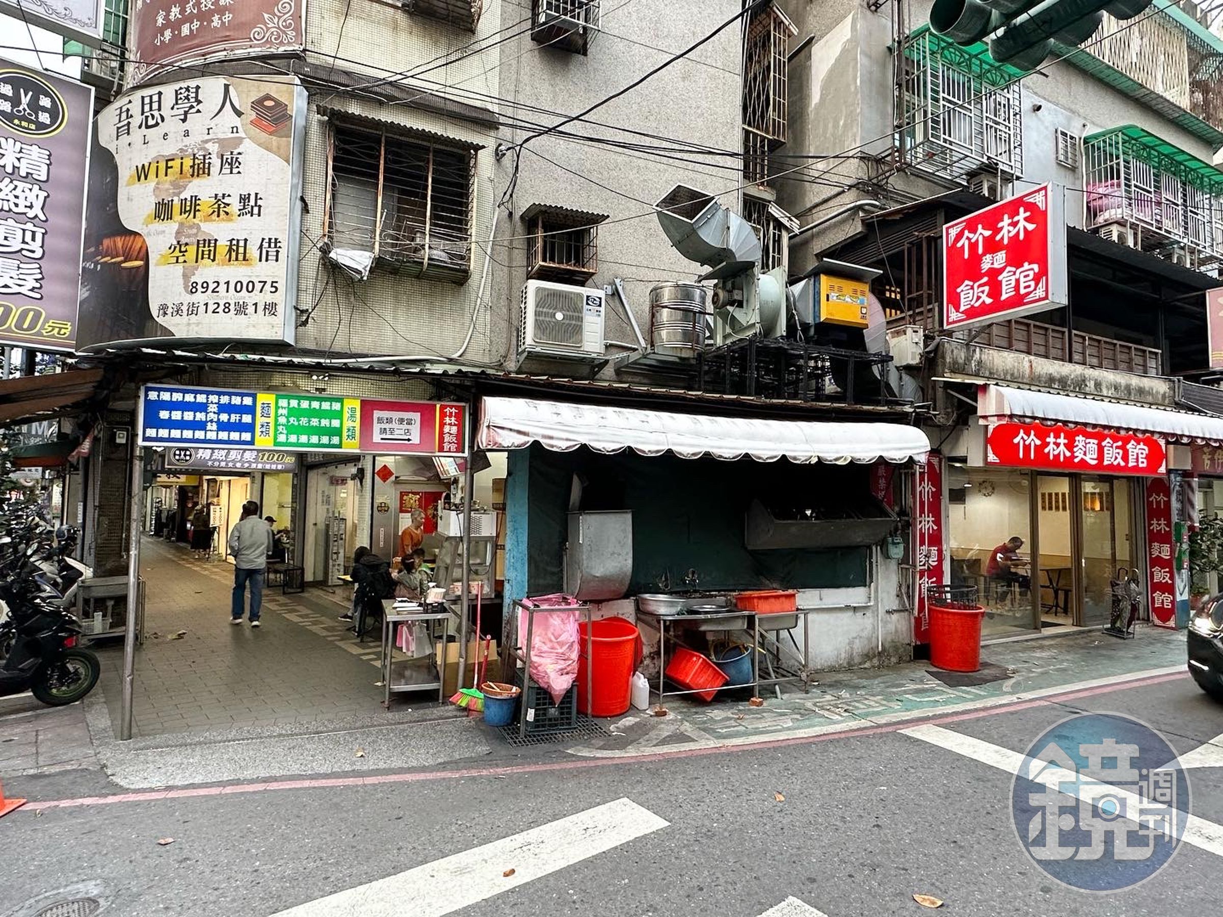 以麵食為主的「竹林麵店」開在巷口,專賣便當的「竹林麵飯館」在一旁的巷子裡。
