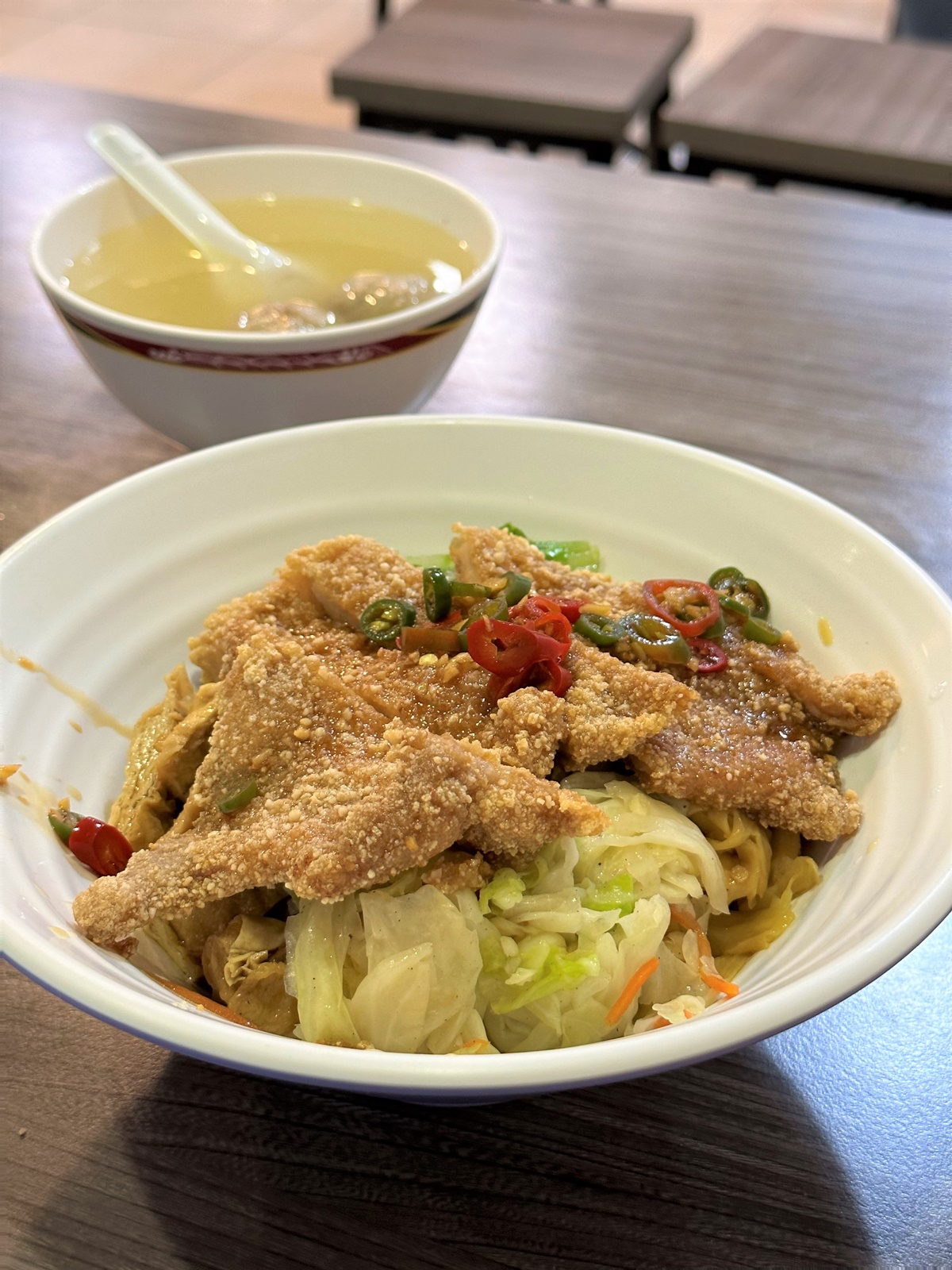 「排骨飯」會在炸排骨上淋點辣椒醬汁。（100元／份）